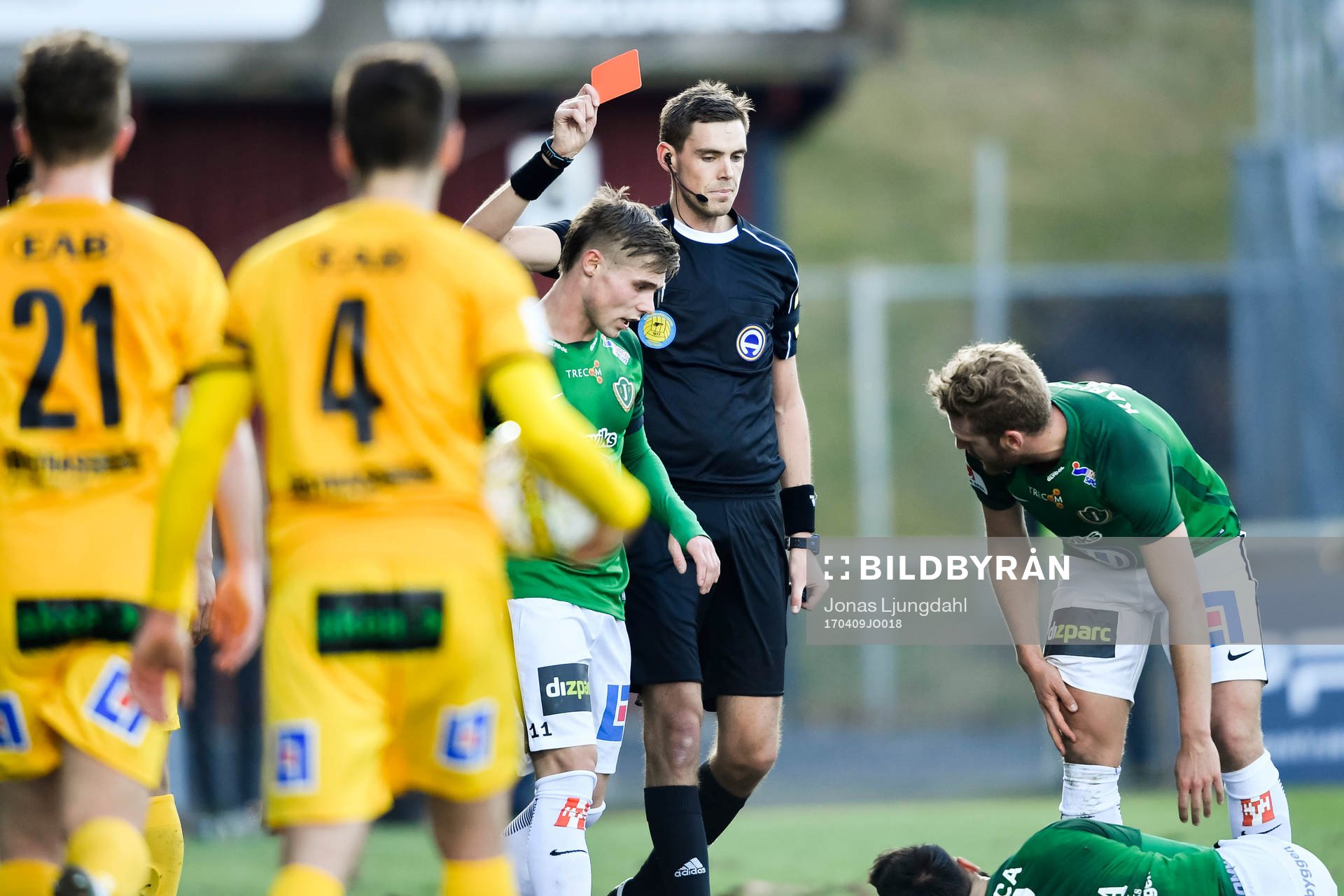 Halmstads Kosuke Kinoshita får rött kort