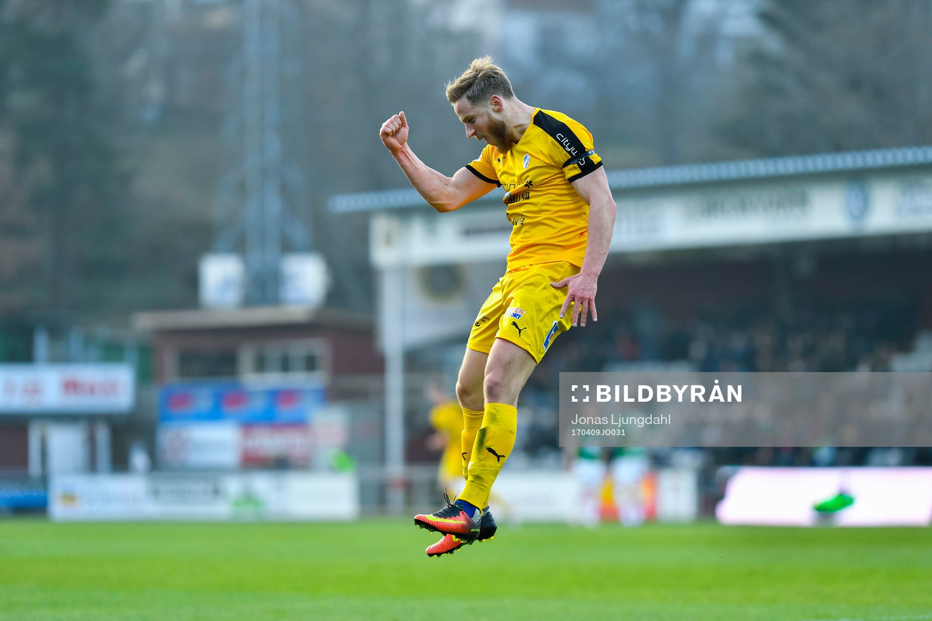 Halmstads Alexander Ruud Tveter jublar efter 2-2 under fotbollsmatchen i Allsvenskan mellan Jönköping Södra och Halmstad den 9 april 2017 i Jönköping.