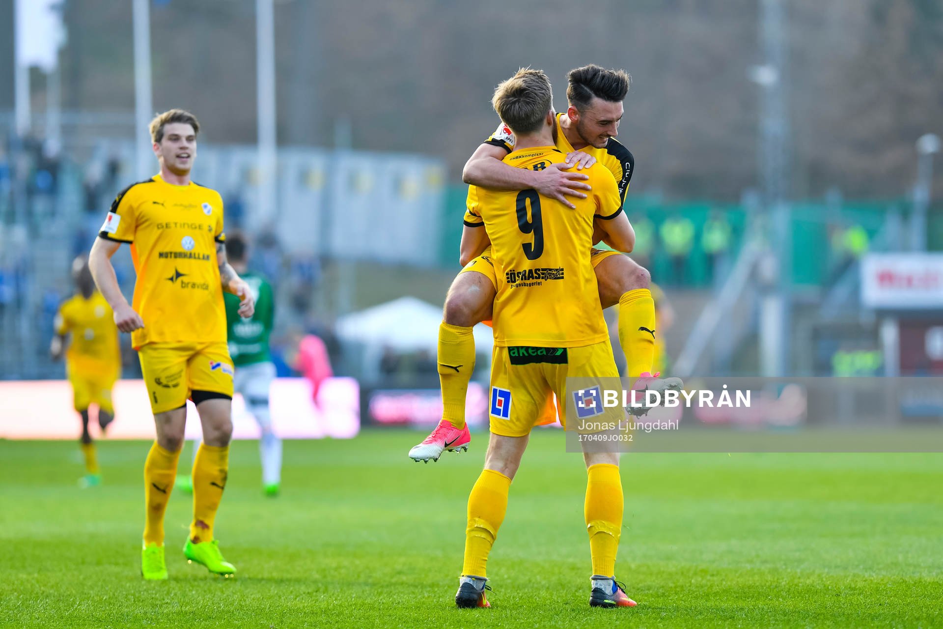 Halmstads Alexander Ruud Tveter och Sead Haksabanovic jublar efter 2-2 under fotbollsmatchen i Allsvenskan mellan Jönköping Södra och Halmstad den 9 april 2017 i Jönköping.