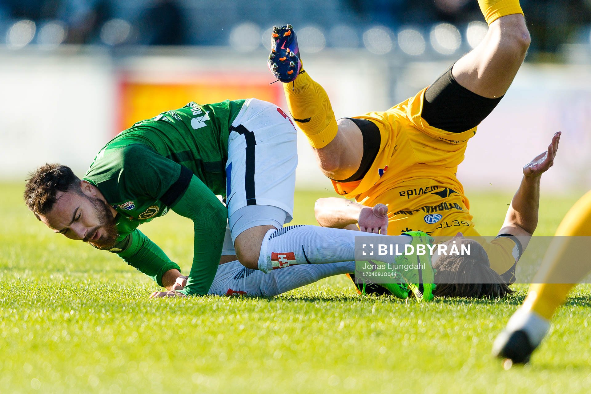 Jönköpings Dzenis Kozica faller i kamp med Halmstads Fredrik Liverstam under fotbollsmatchen i Allsvenskan mellan Jönköping Södra och Halmstad den 9 april 2017 i Jönköping.