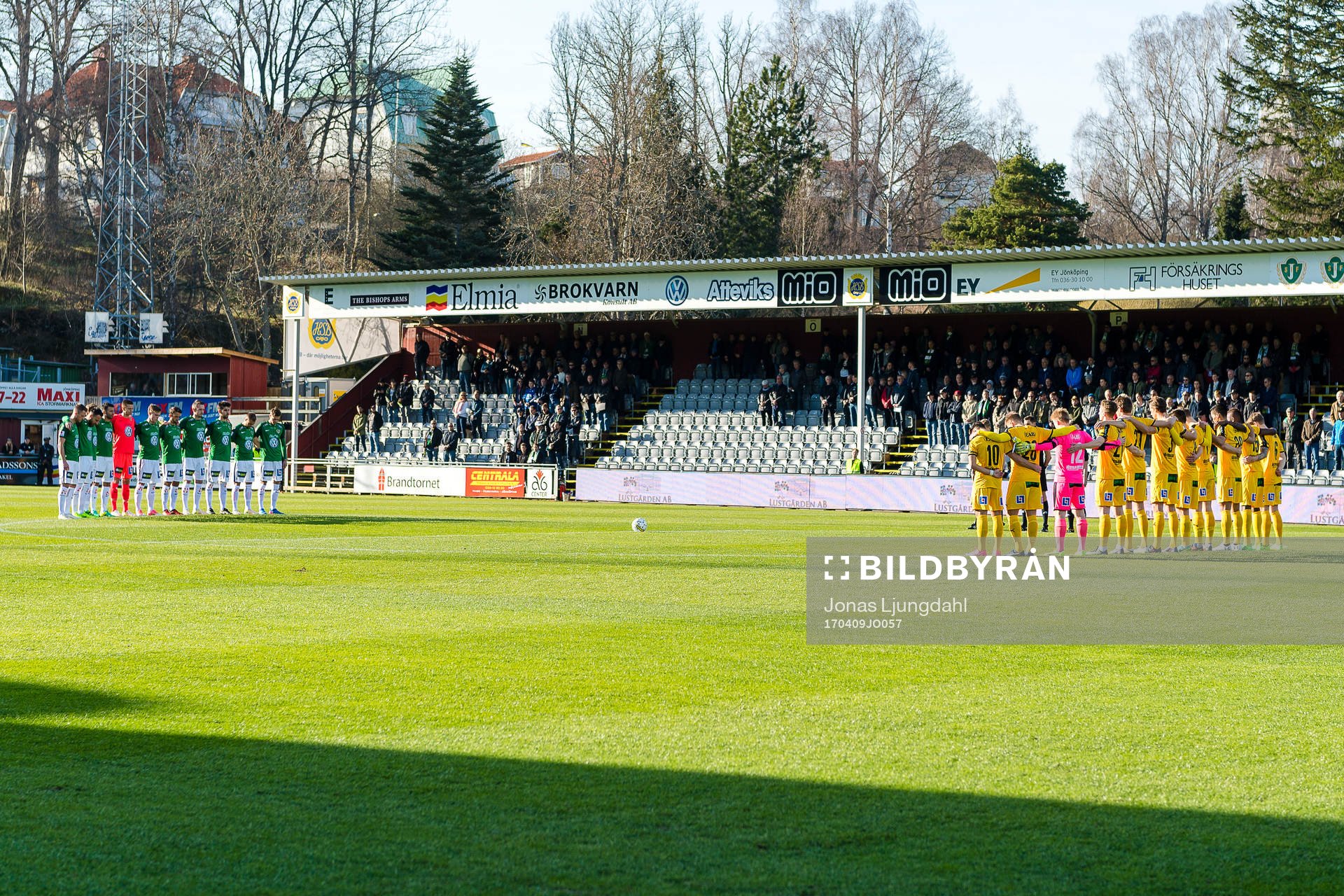 Tyst minut håll före avspark för att hedra offren vid terrorattacken i Stockholm under fotbollsmatchen i Allsvenskan mellan Jönköping Södra och Halmstad den 9 april 2017 i Jönköping.