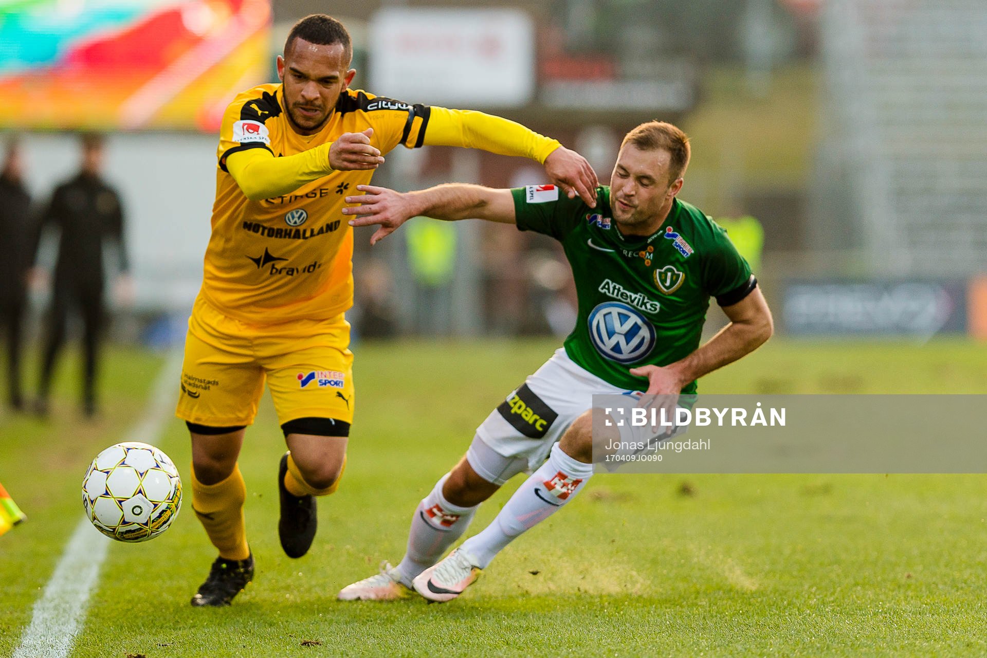 Halmstads Nikolai Alho i kamp med Jönköpings Tom Siwe under fotbollsmatchen i Allsvenskan mellan Jönköping Södra och Halmstad den 9 april 2017 i Jönköping.