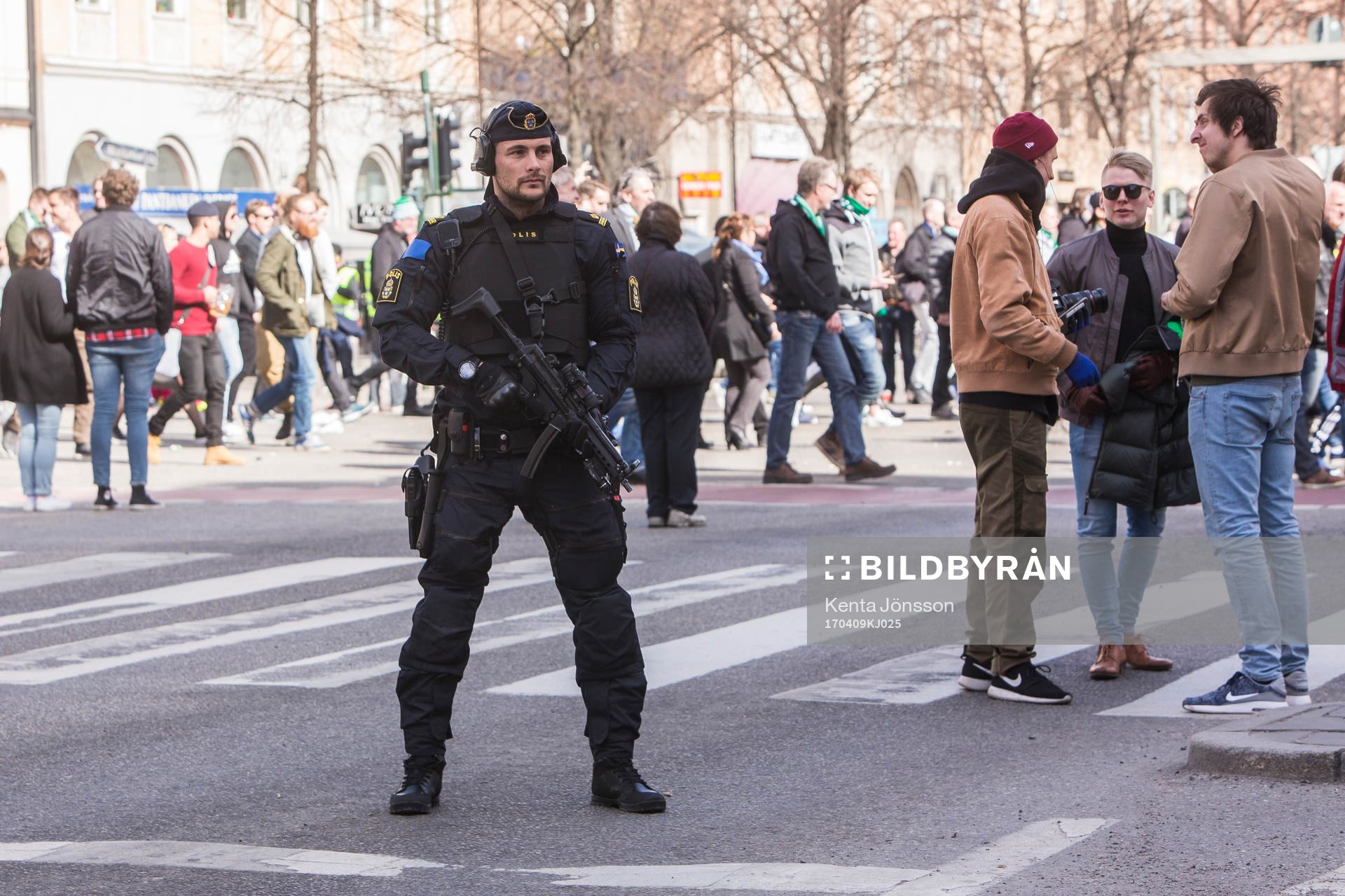 Poliser bevakar Hammarbys supportermarsch