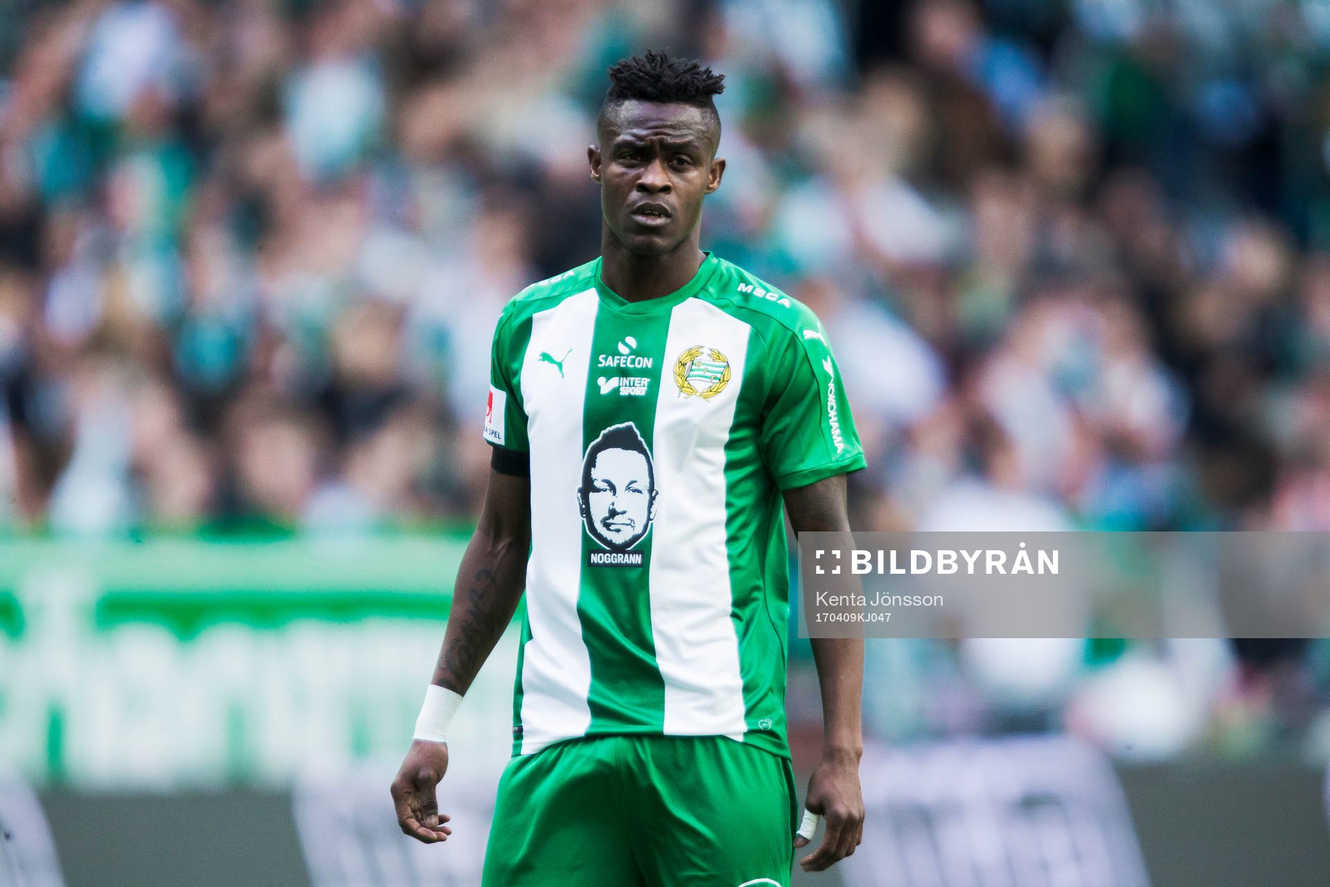 Hammarbys Gershon Koffie med ett ansikte tryckt på tröjan