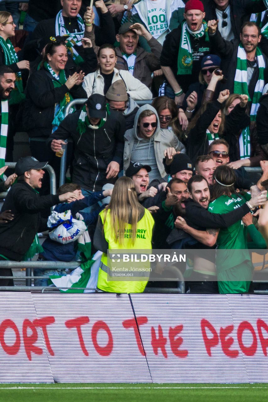 Hammarbys Björn Paulsen jublar med Hammarbys supportrar