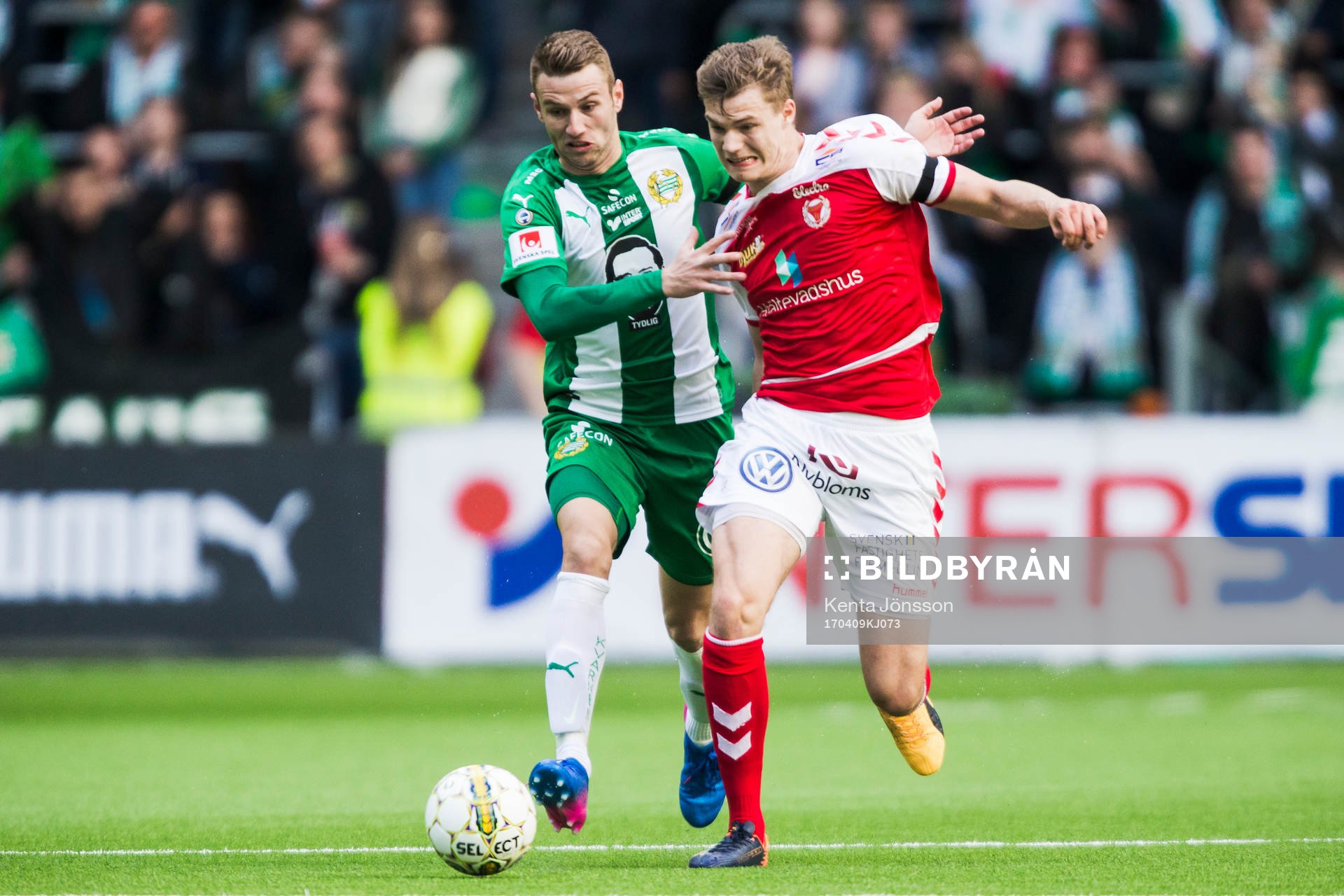 Hammarbys Mario Musa i kamp om bollen med Kalmars Svante