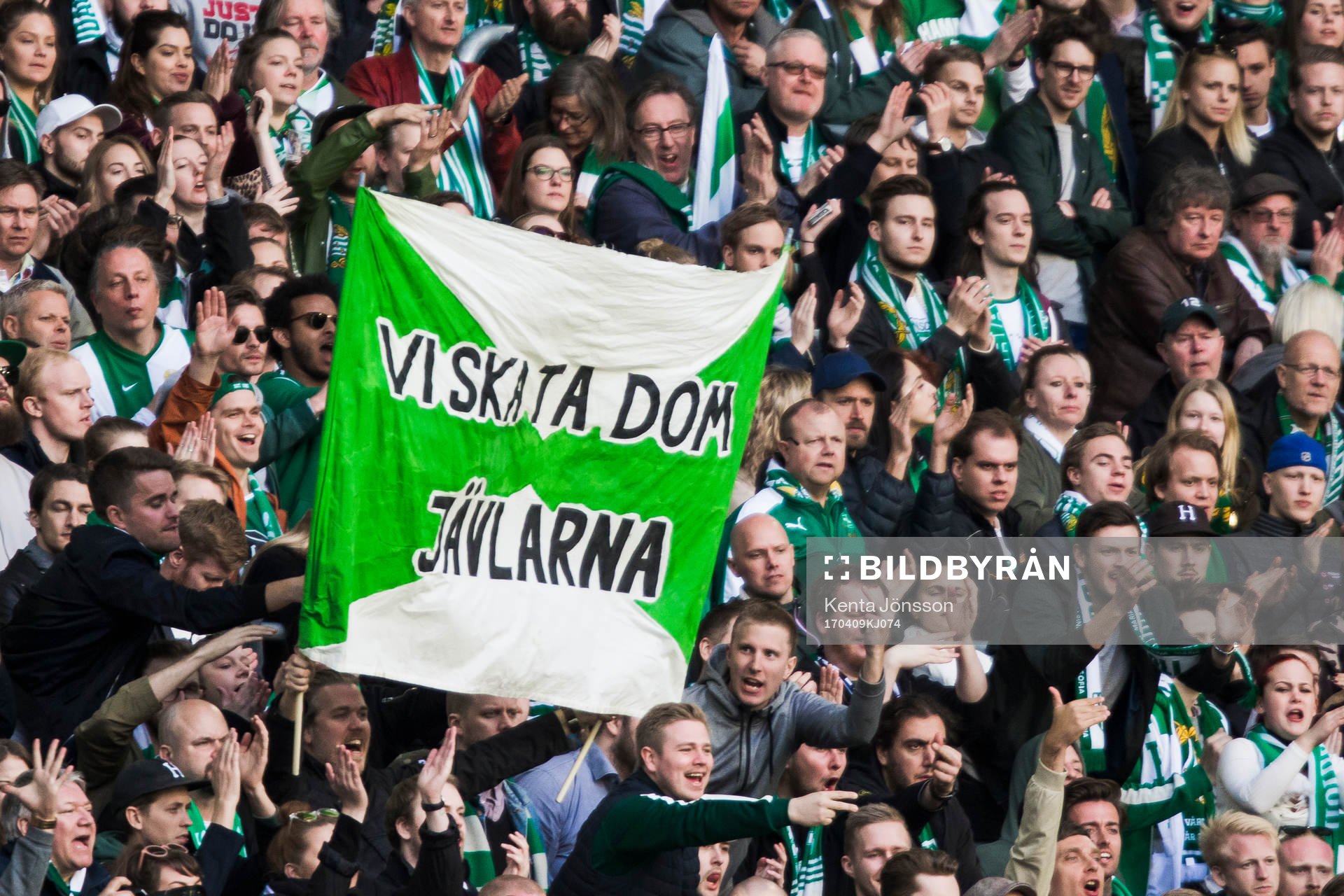 Hammarbys supportrar med en flagga