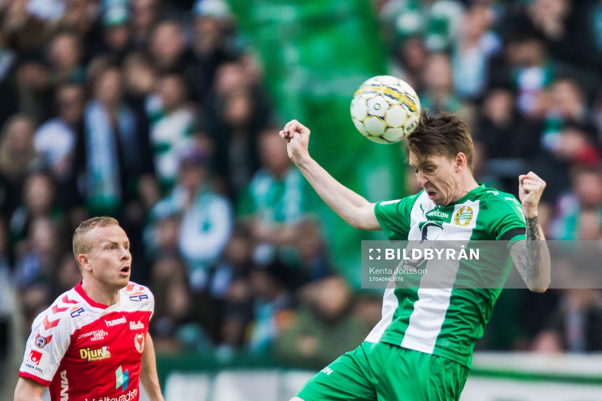 Hammarbys Birkir Mar Saevarsson i kamp om bollen med