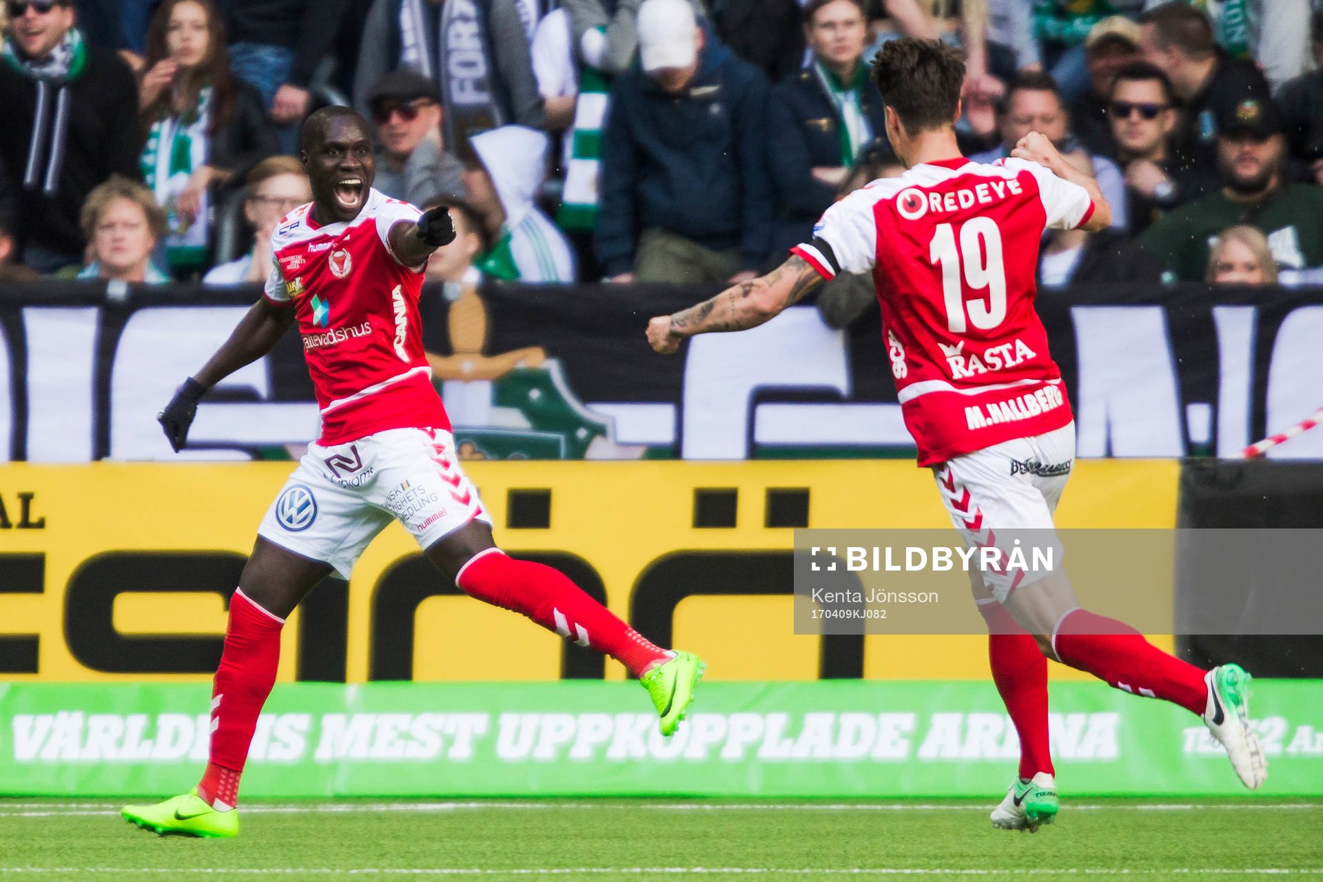 Kalmars Papa Alioune Diouf jublar med Melker Hallberg