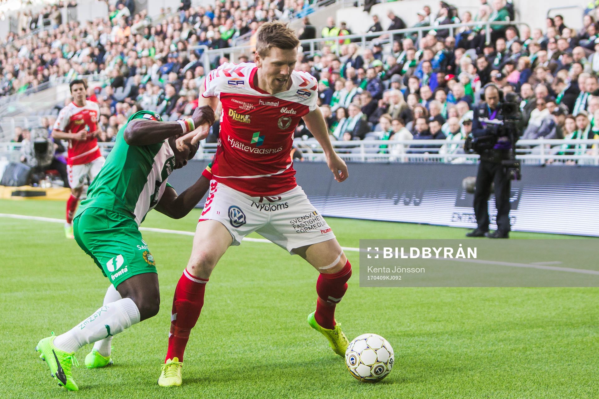 Kalmars David Elm i kamp om bollen med Hammarbys Joseph