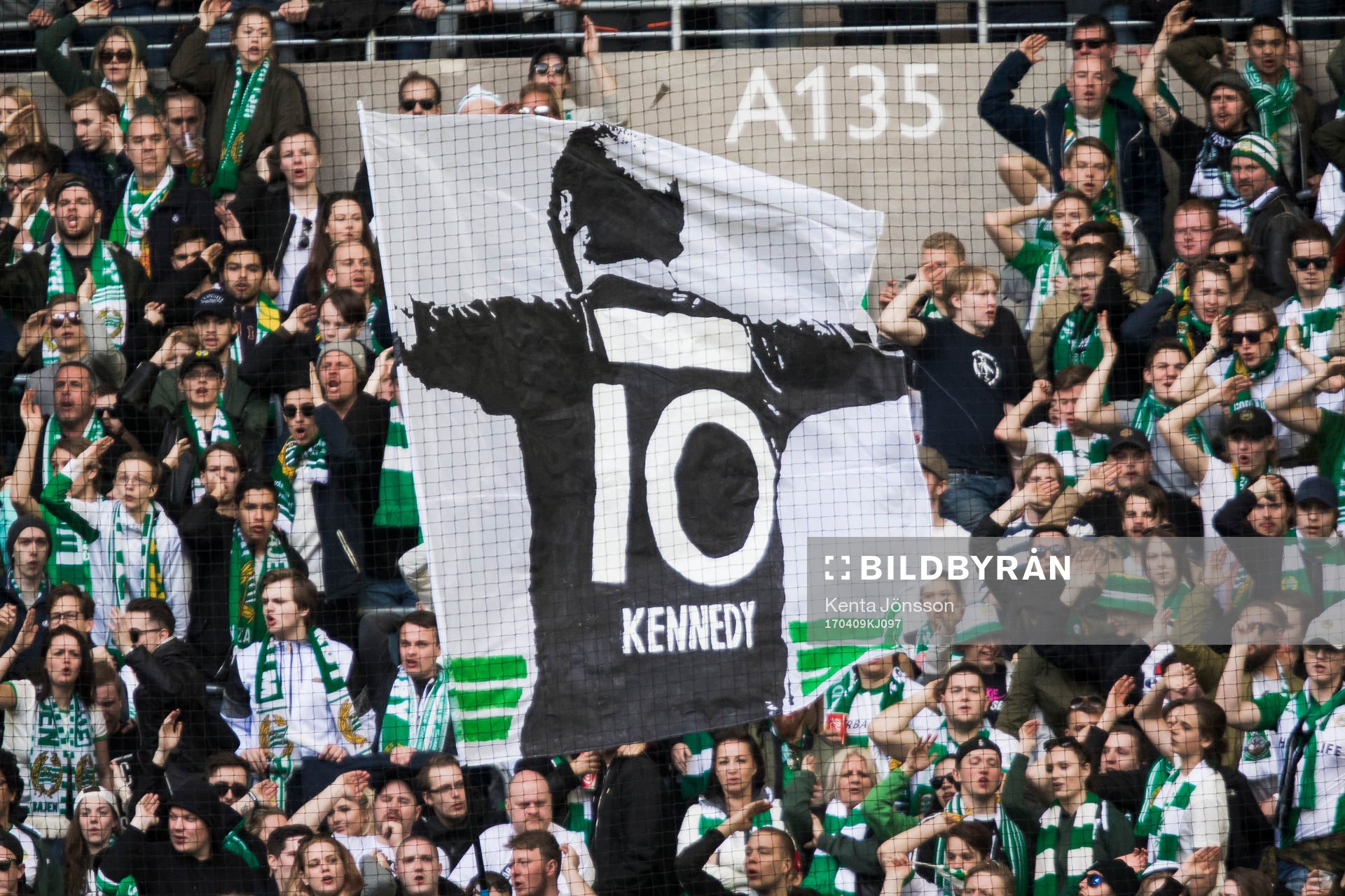Hammarbys supportrar med en flagga med Kennedy Bakircioglu