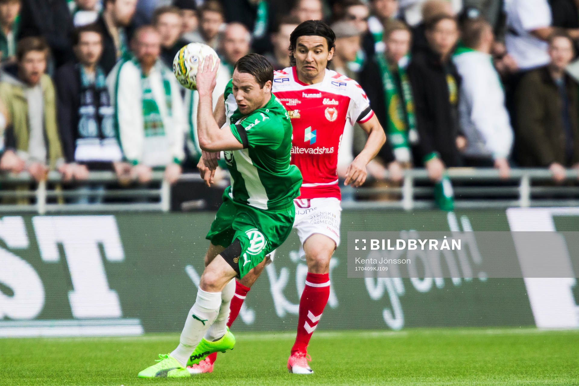 Kalmars Emin Nouri i kamp om bollen med Hammarbys Johan