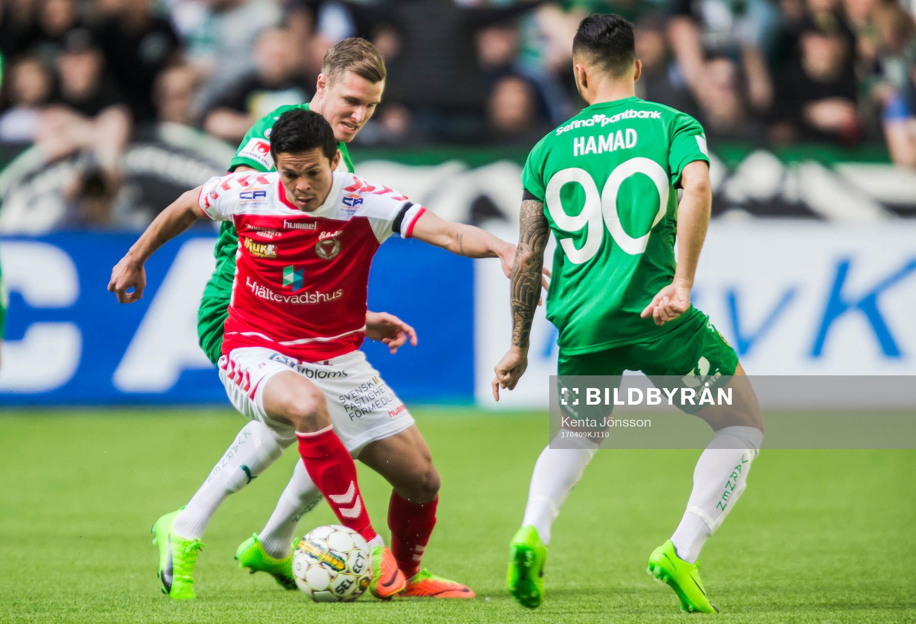 Kalmars Romário Pereira Sipiao i kamp om bollen med