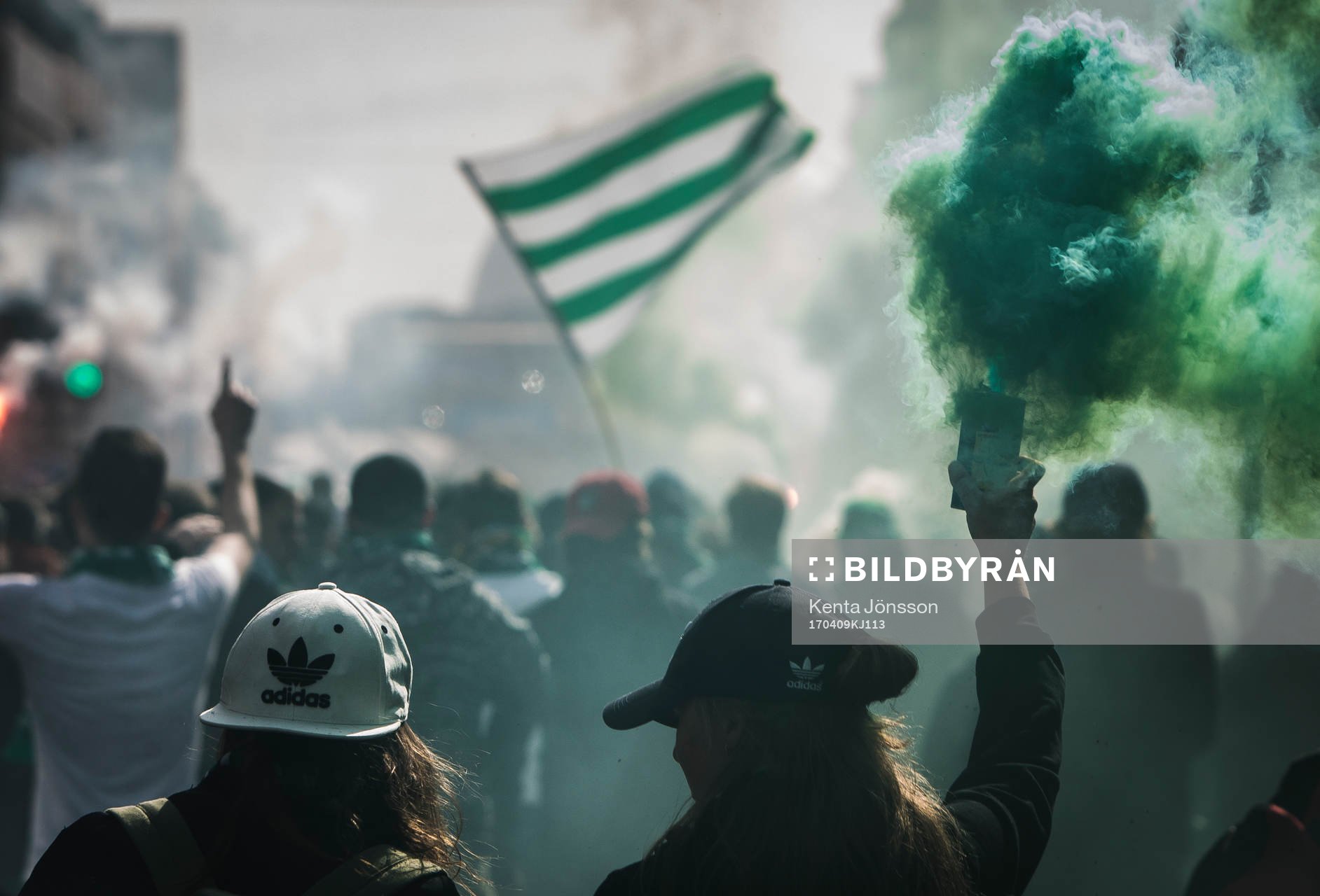 Hammarbys supportrar med en rökbomb