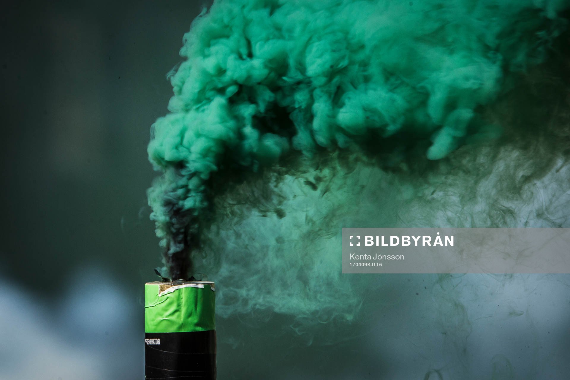 Hammarbys supportrar med en rökbomb