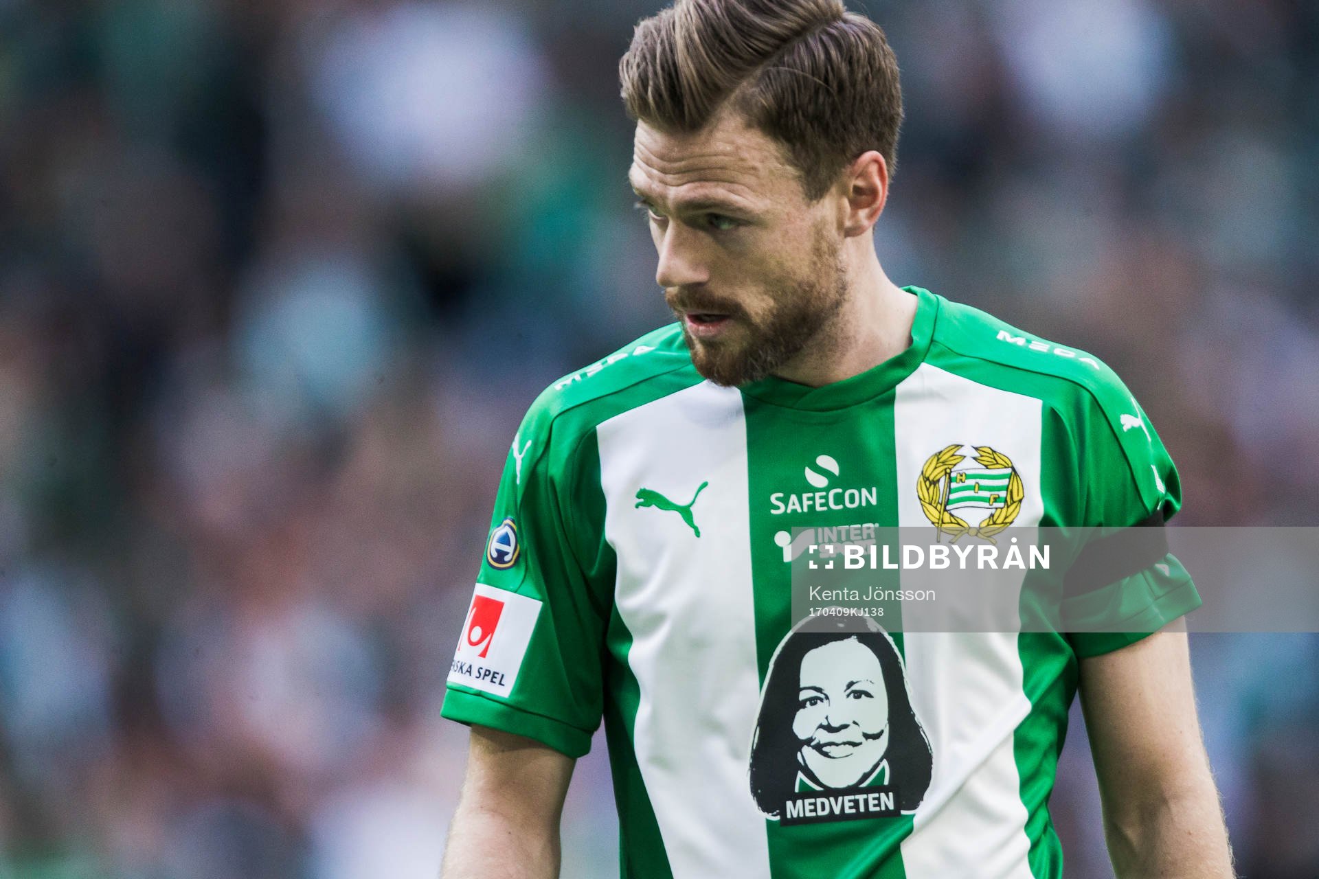 Hammarbys Arnor Smarason med ett sorgeband på armen och