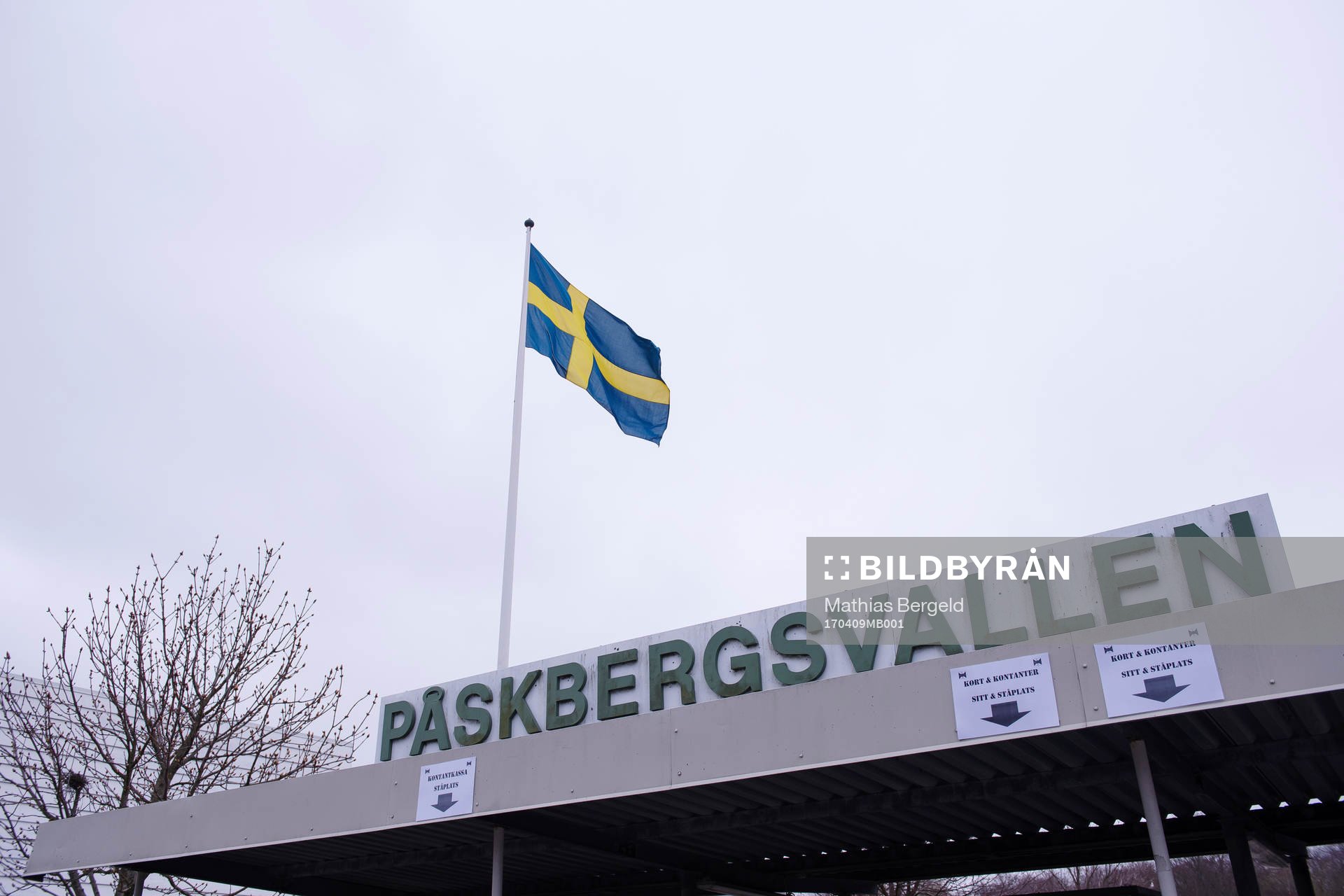 Svenska flaggan bakom entren till Påskbergsvallen innan