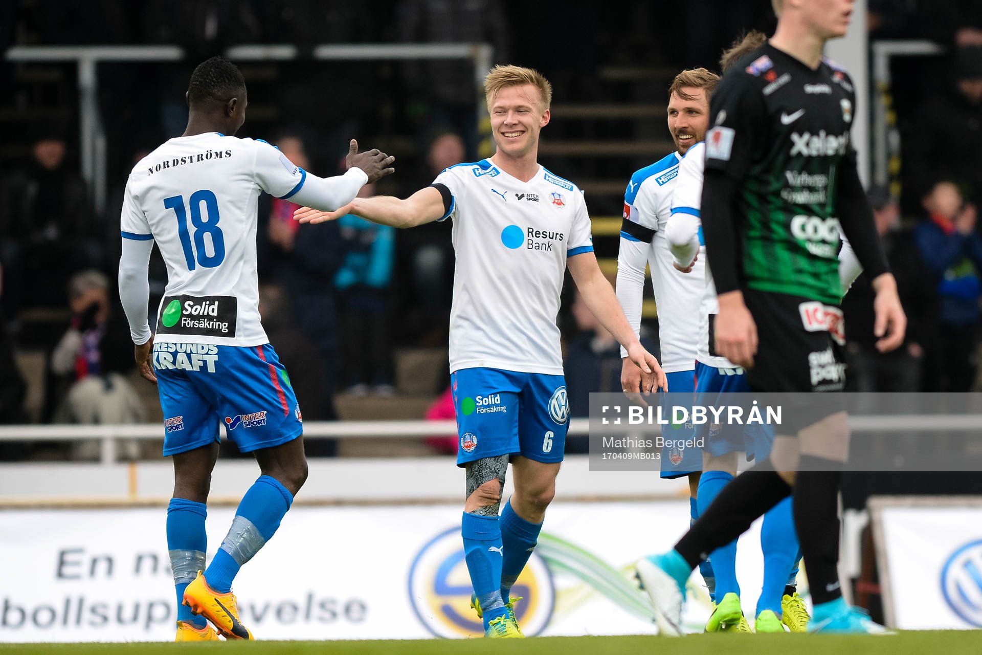 Helsingborgs Oke Akpoveta och Andreas Landgren jublar