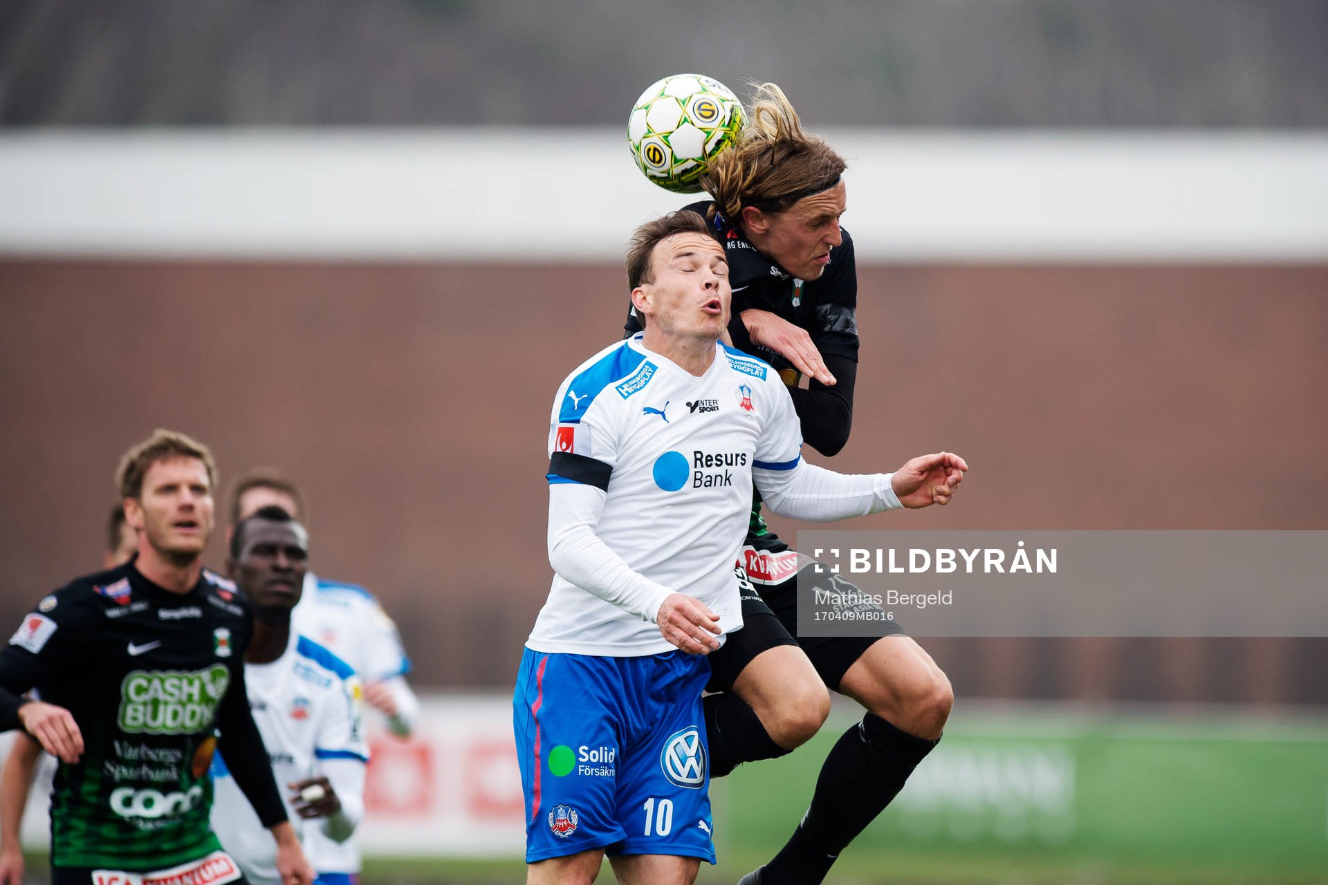 Helsingborgs Anton Wede i nickduell med Varbergs Joakim