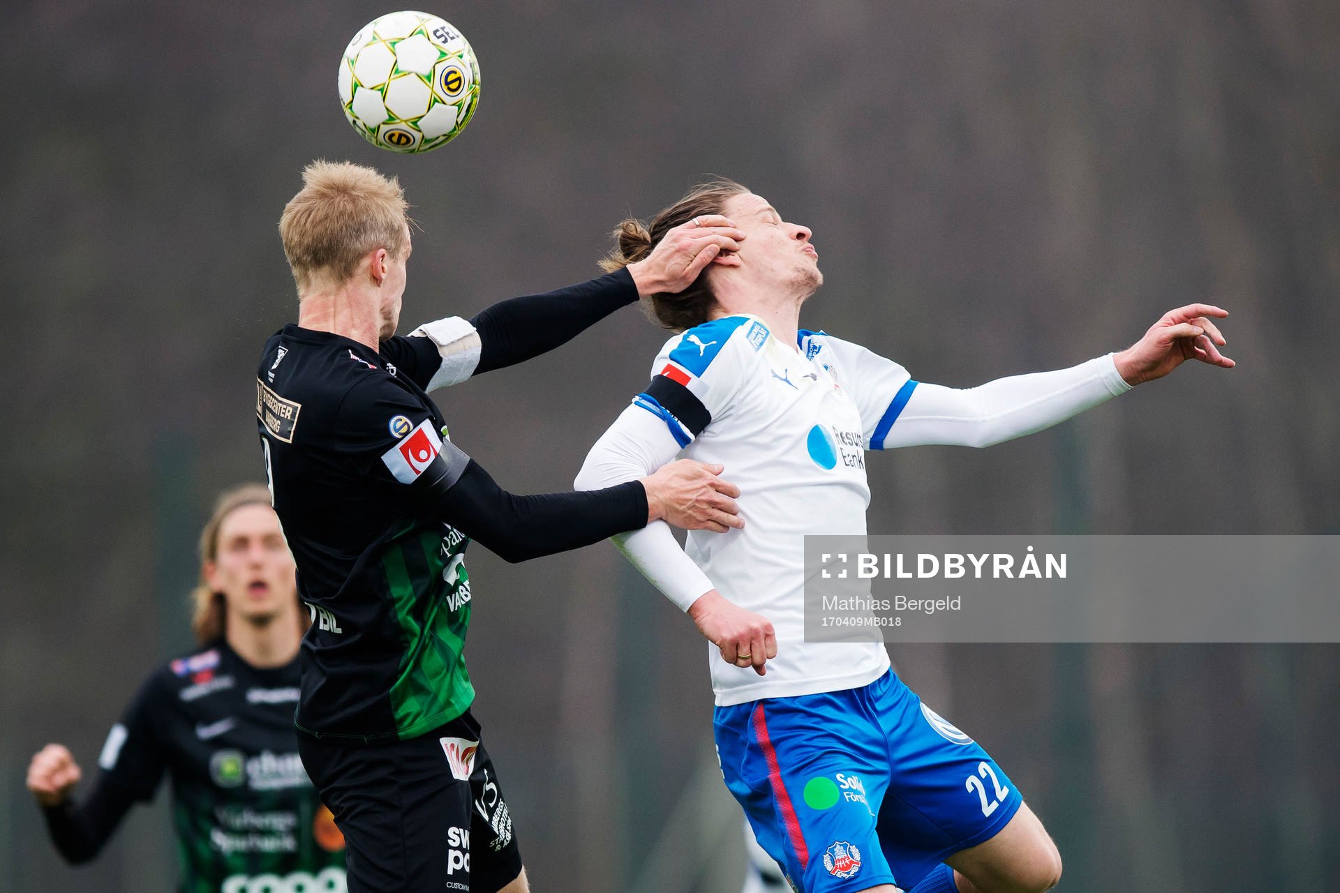 Varbergs Pär Asp i nickduell med Helsingborgs Jesper Lange under fotbollsmatchen i Superettan mellan Varberg och Helsingborg den 9 april 2017 i Varberg.
