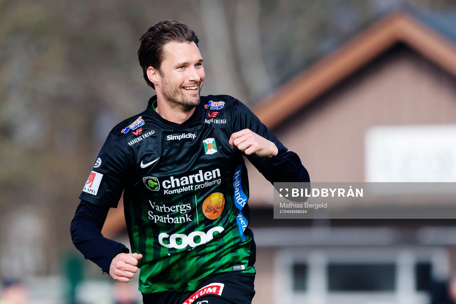 Målskytten till 3-3 Varbergs Peter Nyström jublar