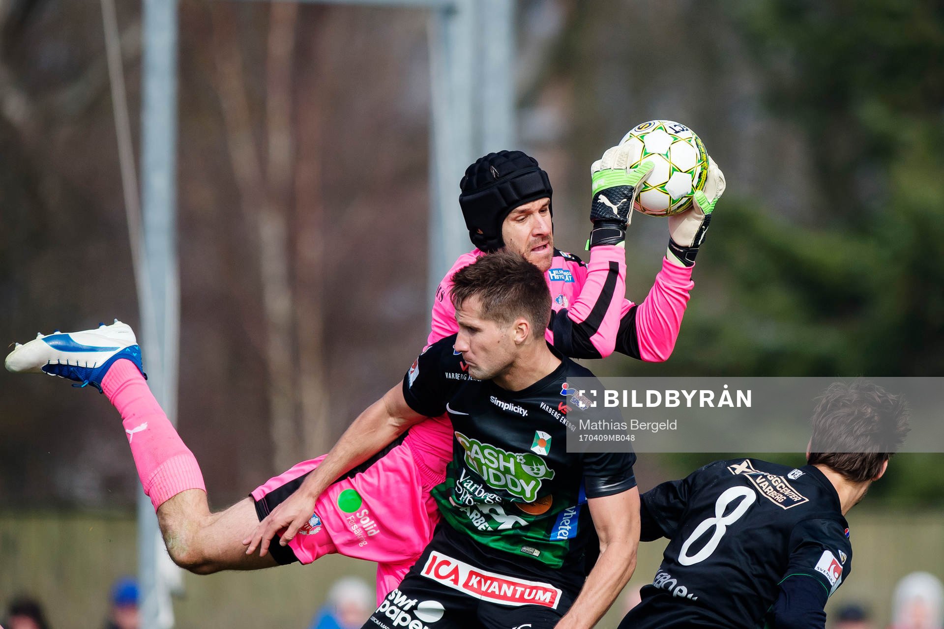 Helsingborgs målvakt Matt Pyzdrowski plockar bollen