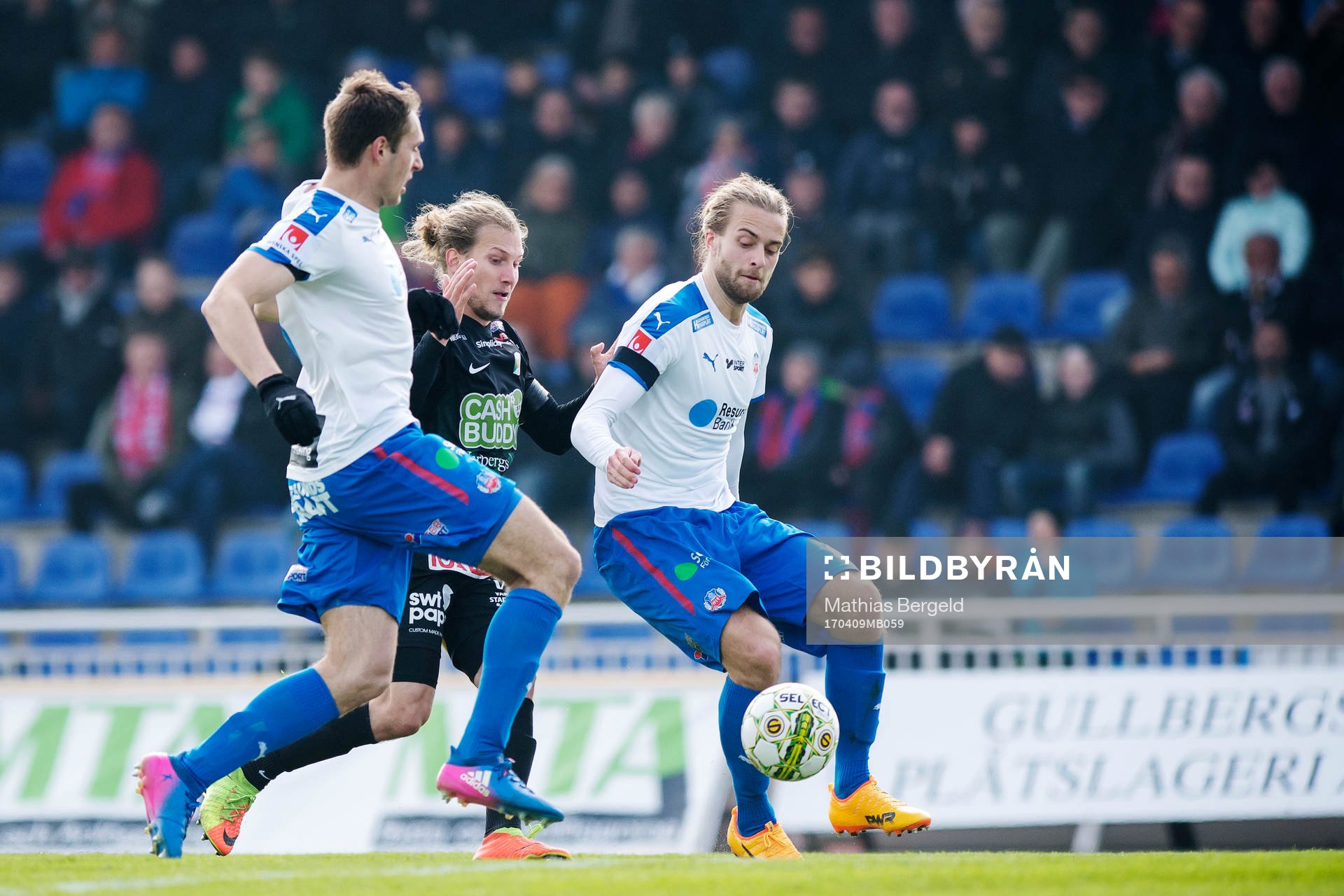 Helsingborgs Frederik Helstrup och Jonatan Olsson i kamp om