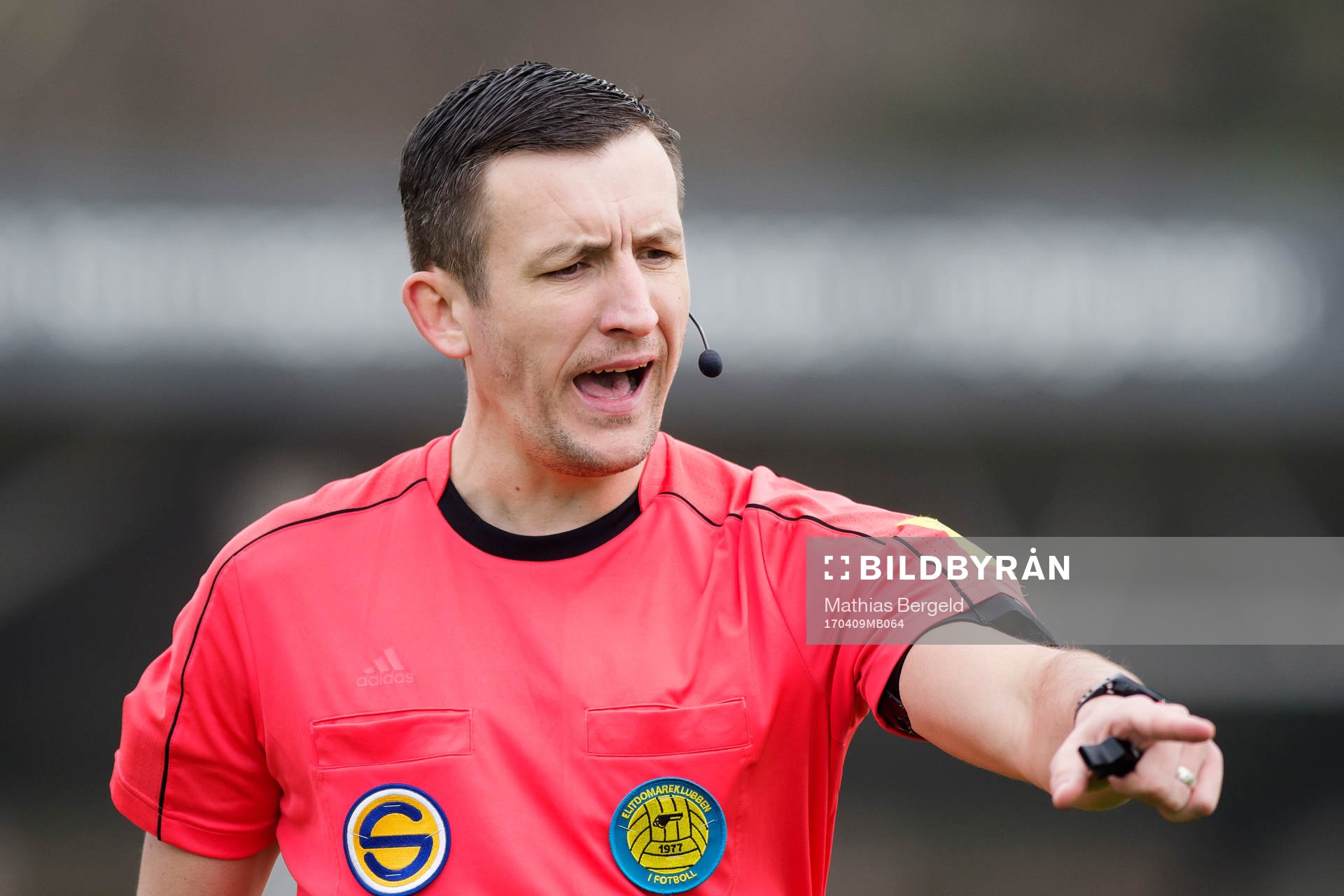 Domaren Nermin Cisic under fotbollsmatchen i Superettan mellan Varberg och Helsingborg den 9 april 2017 i Varberg.
