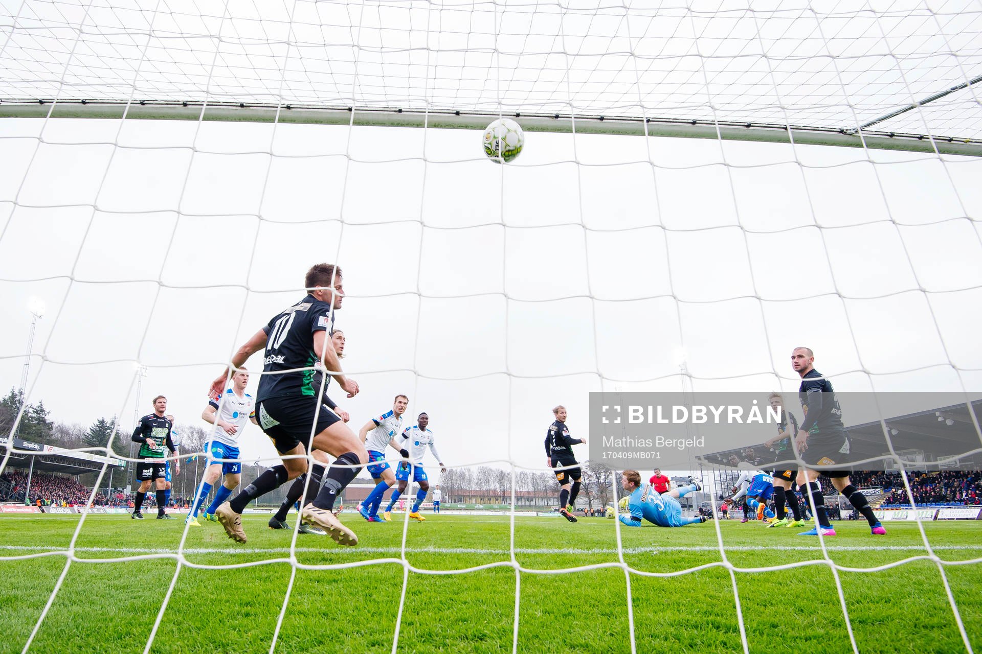 Varbergs Gabriel Altemark-Vanneryr och Sebastian Starke Hedlund ser Helsingborgs Edwin Gyimah göra 1-0 bakom målvakt Joakim Wulff under fotbollsmatchen i Superettan mellan Varberg och Helsingborg den 9 april 2017 i Varberg.