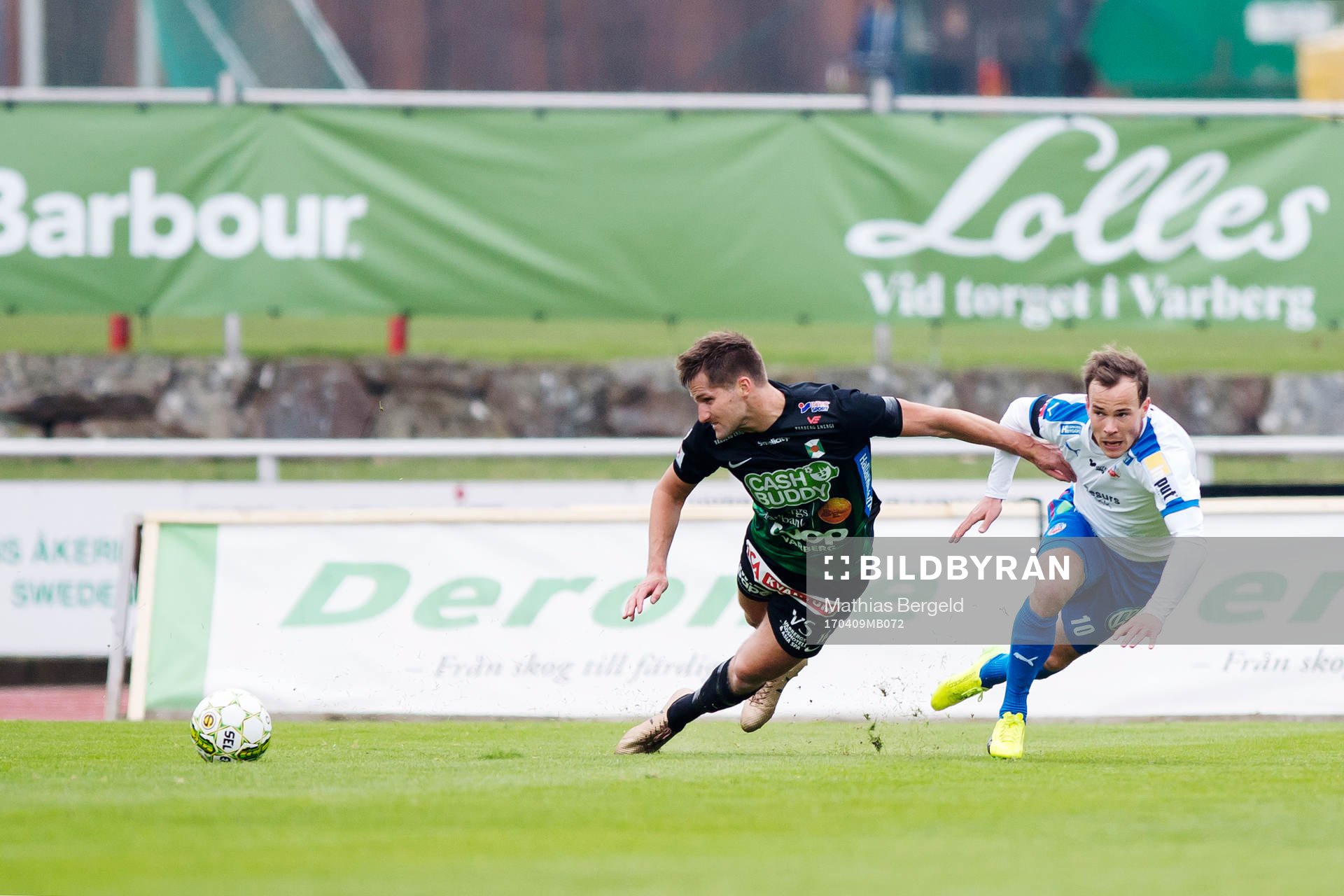 Varbergs Gabriel Altemark-Vanneryr och Helsingborgs Anton Wede i kamp om bollen under fotbollsmatchen i Superettan mellan Varberg och Helsingborg den 9 april 2017 i Varberg.