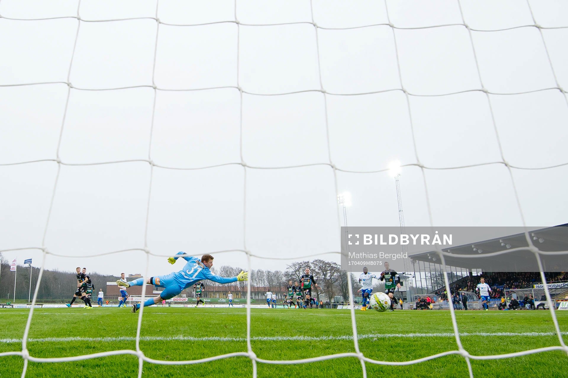 Helsingborgs Andreas Landgren (ej i bild) gör 0-3-målet bakom Varbergs målvakt Joakim Wulff under fotbollsmatchen i Superettan mellan Varberg och Helsingborg den 9 april 2017 i Varberg.