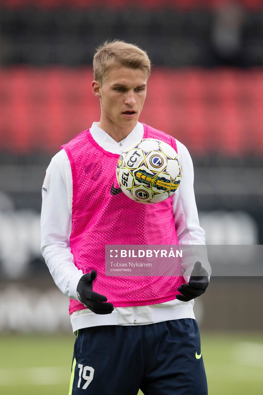 Norrköpings Sebastian Andersson värmer upp