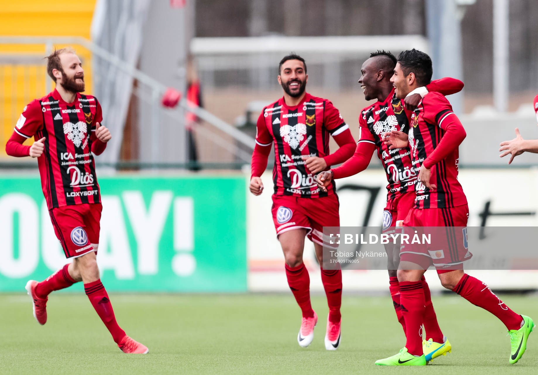 Östersunds Hossam Aiesh jublar