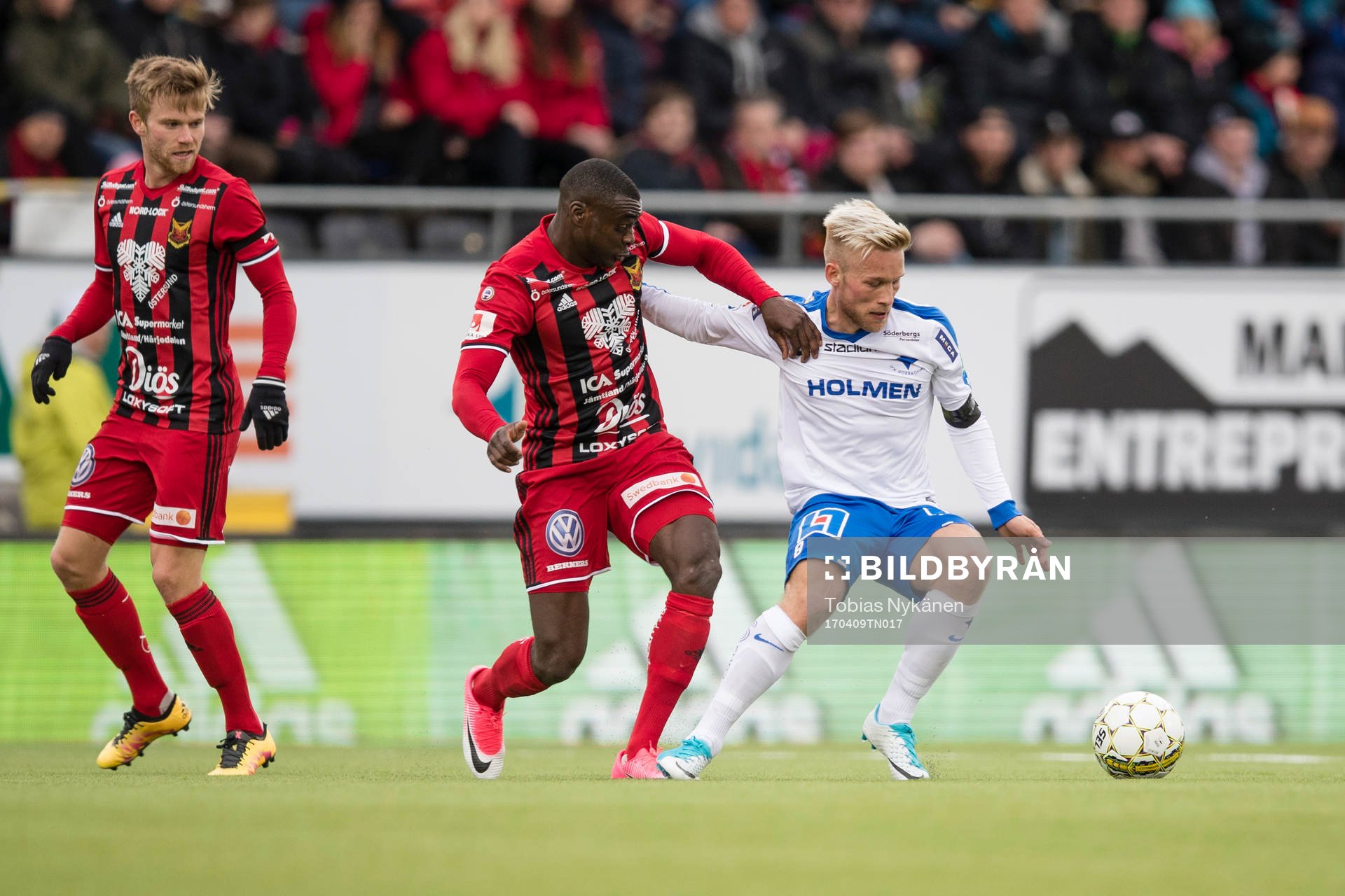 Norrköpings Nicklas Bärkroth mot Ken Sema