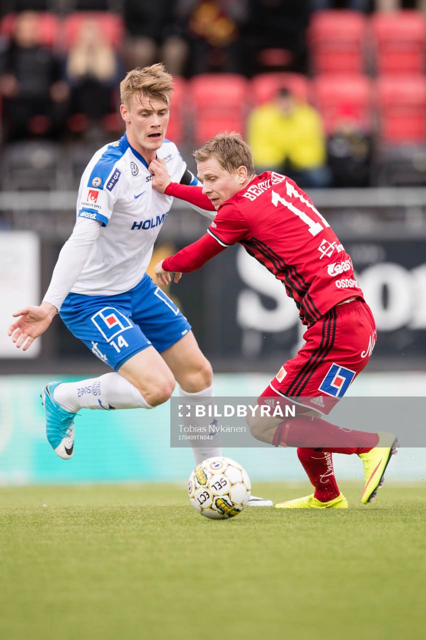 Östersunds Johan Bertilsson mot Norrköpings Eric Smith under fotbollsmatchen i Allsvenskan mellan Östersund och Norrköping den 9 april 2017 i Östersund.