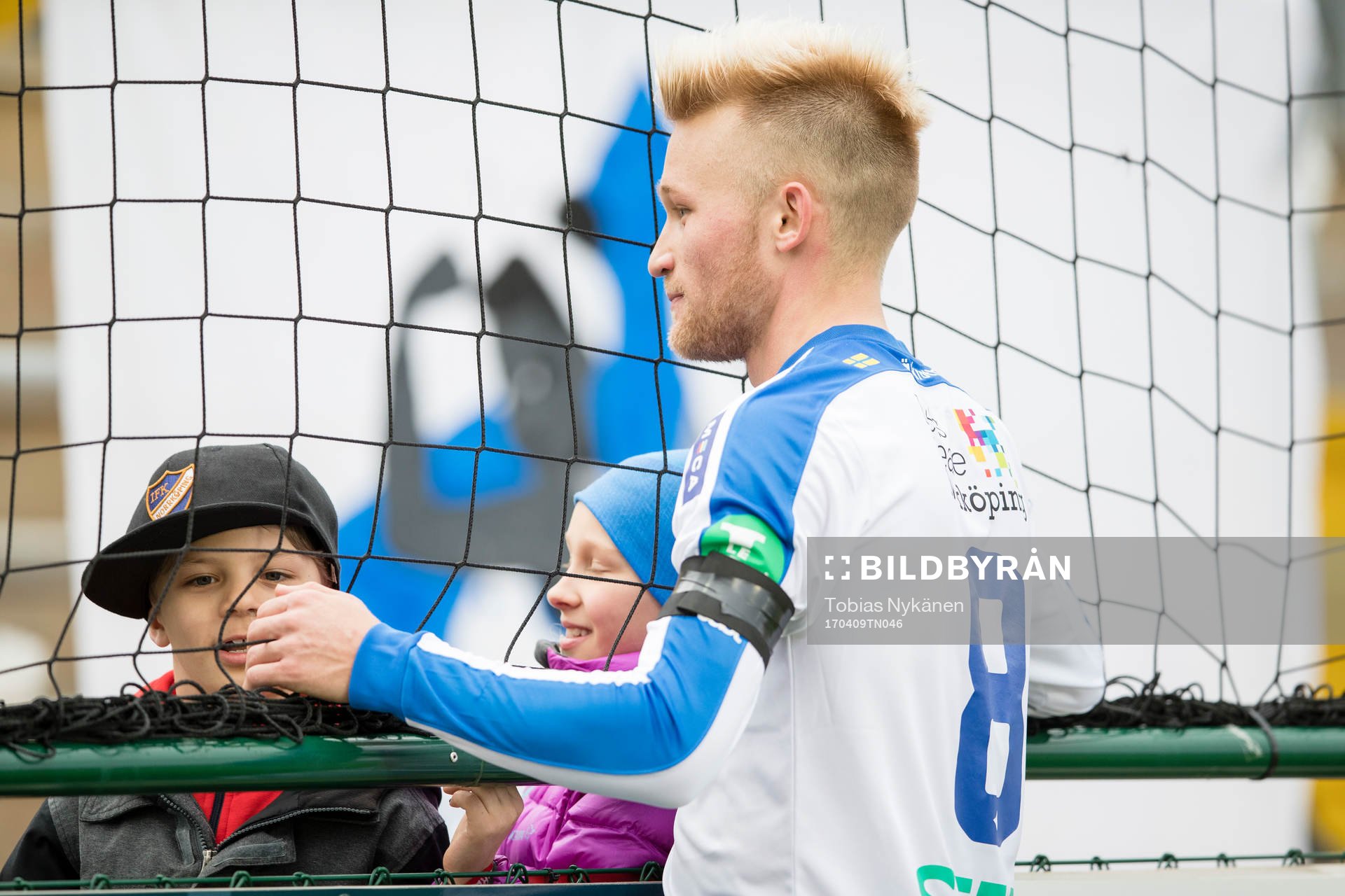 Norrköpings Nicklas Bärkroth tackar ett par unga fans