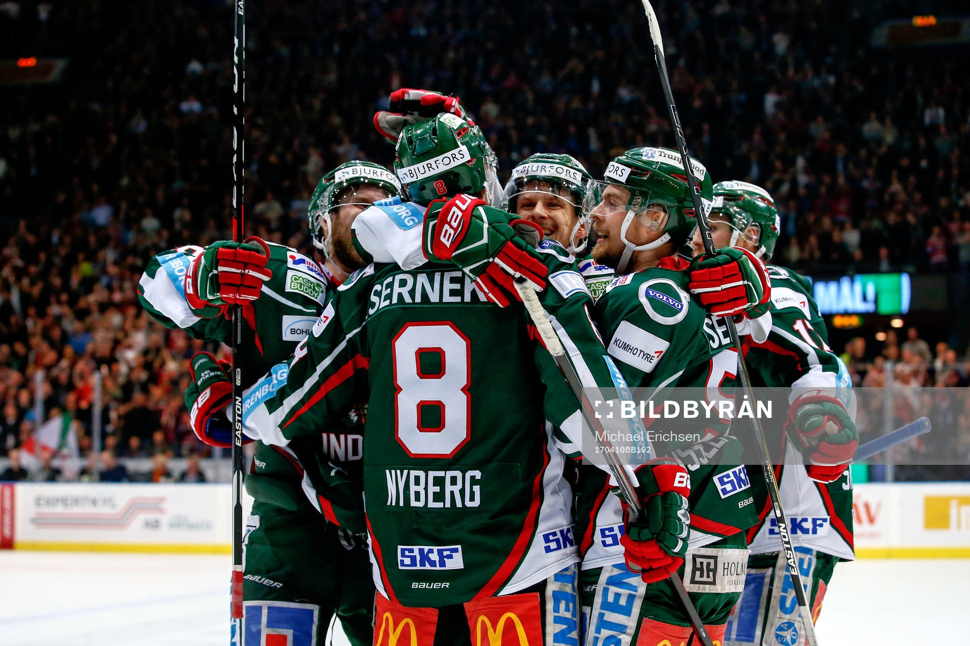 Frölundas John Nyberg jublar med lagkamrater
