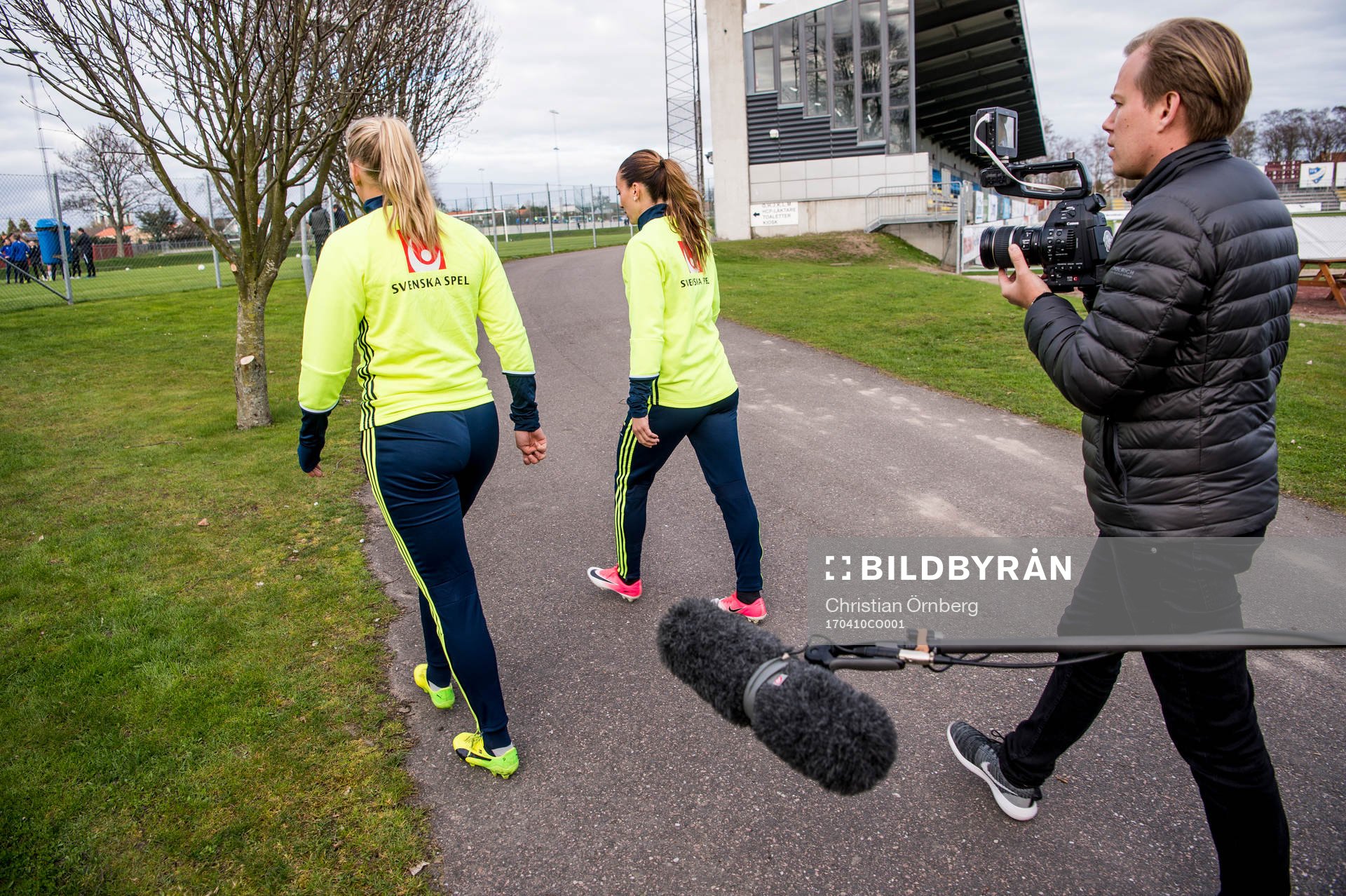 Kosovare Asllani och Stina Blackstenius överraskade när Gräsroten besökte IFK Trelleborgs Flickor 02/03 under en träning den 10 april 2017 i Trelleborg.