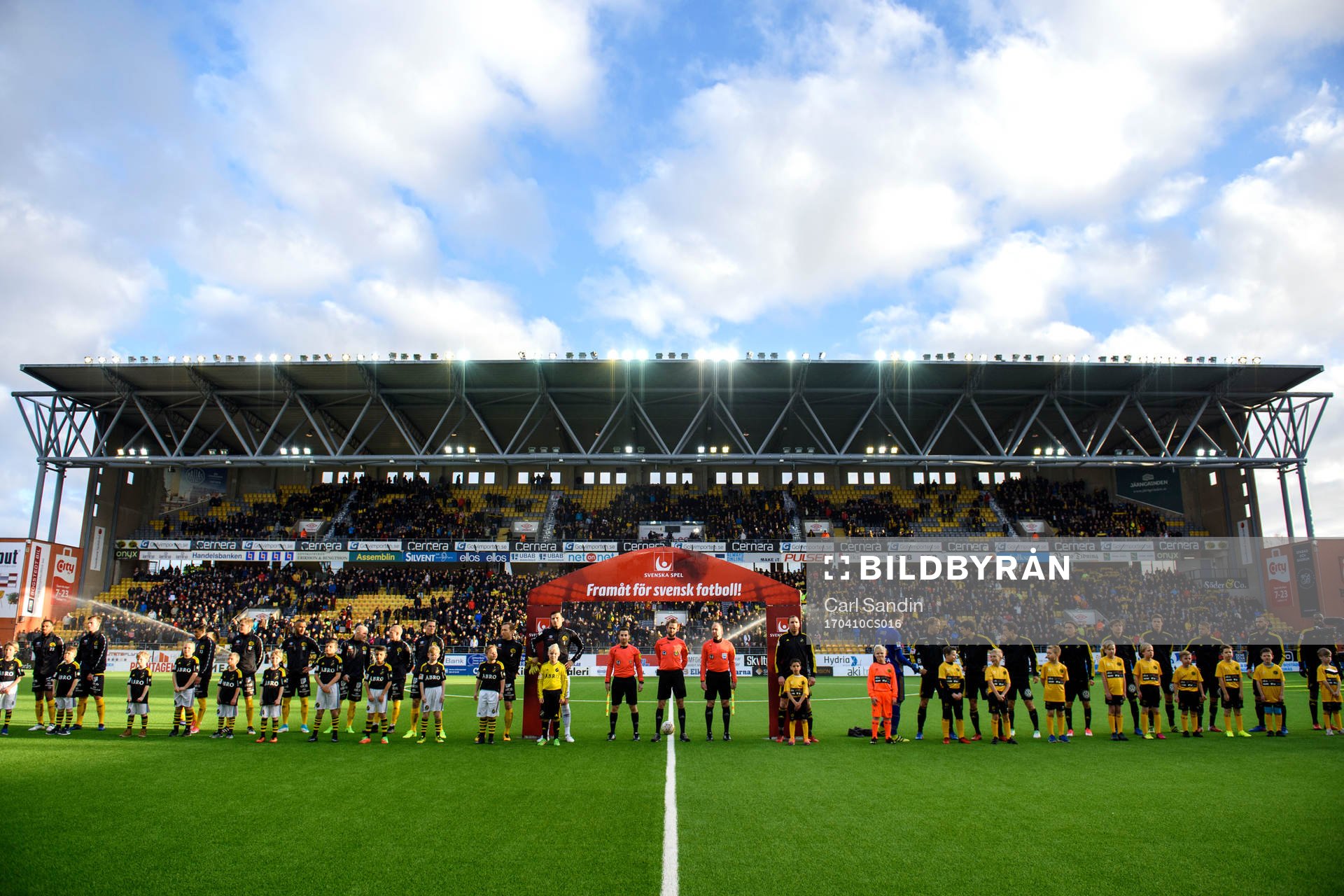 Lagen står uppställda vid lineup innan fotbollsmatchen i