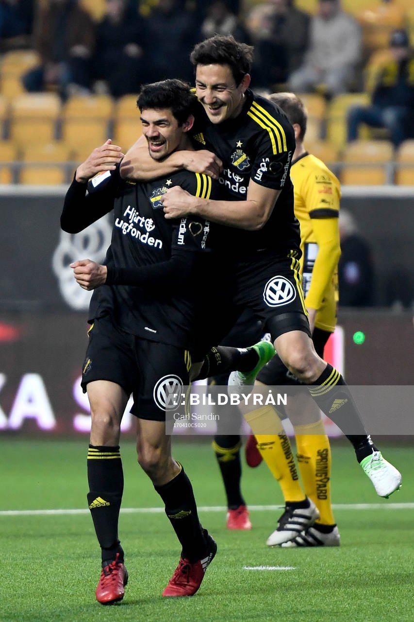 s Jesper Nyholm och Stefan Ishizaki jublar