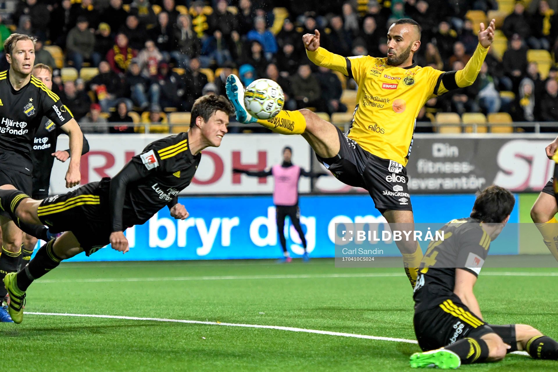 s Jesper Nyholm nickar bort bollen framför Elfsborgs
