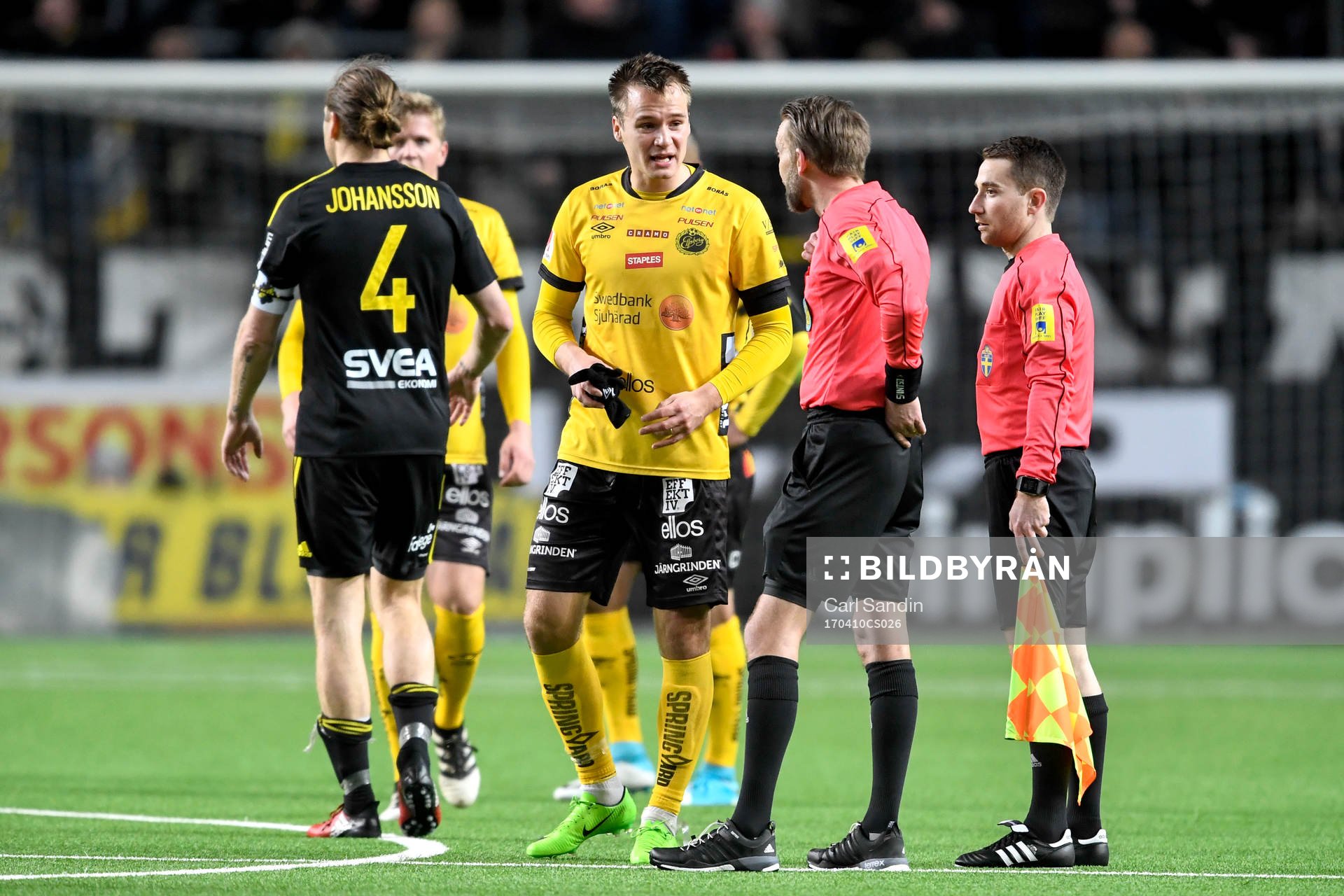 Elfsborgs Viktor Prodell pratar med domaren Johan Hamlin efter fotbollsmatchen i Allsvenskan mellan Elfsborg och AIK den 10 april 2017 i Borås.