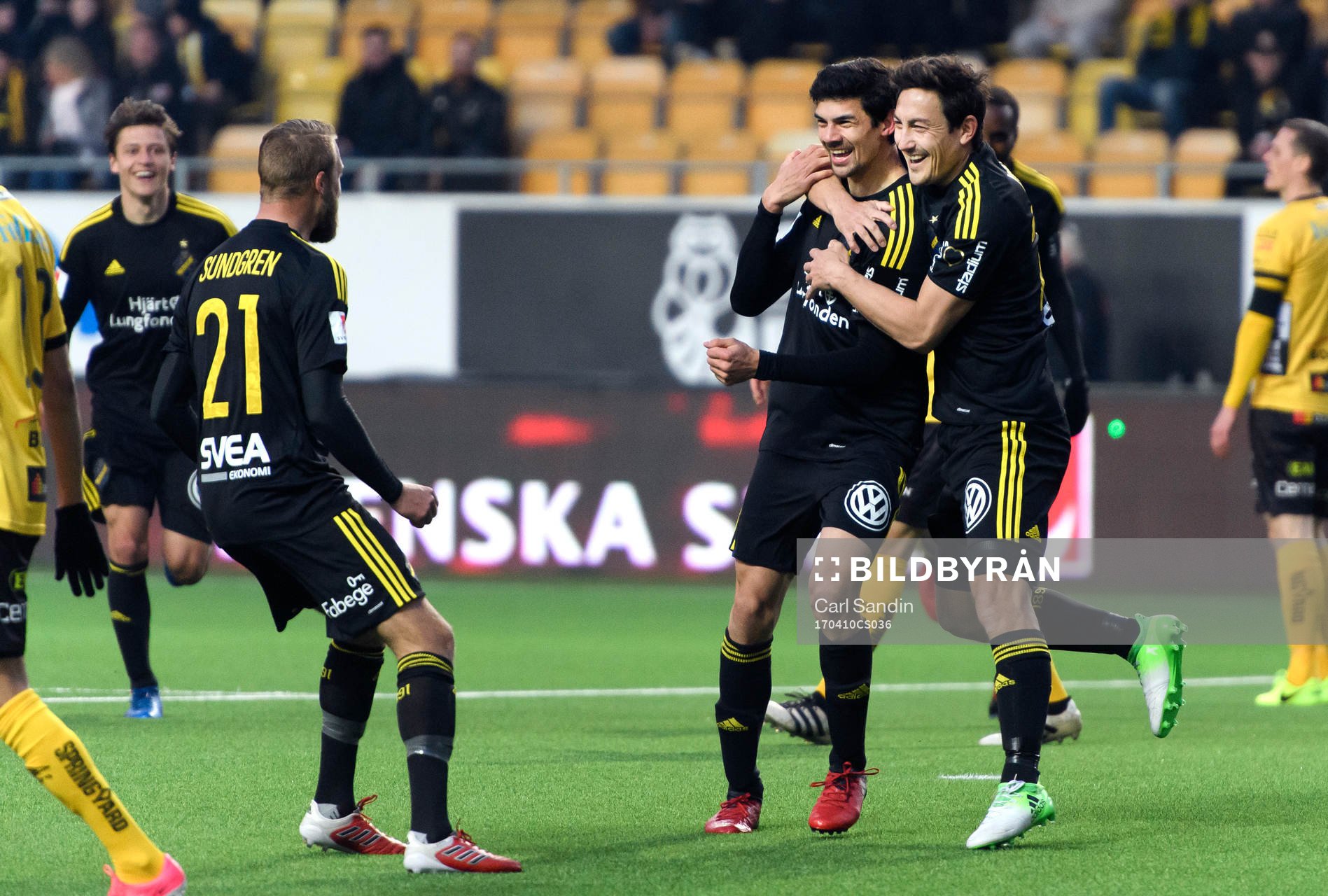 s Jesper Nyholm och Stefan Ishizaki jublar