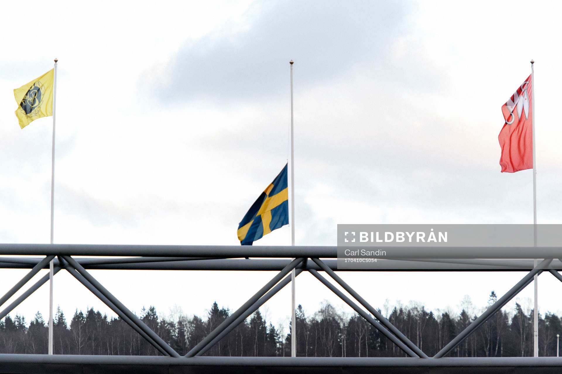 Svenska flaggan är på halvstång på Borås Arena