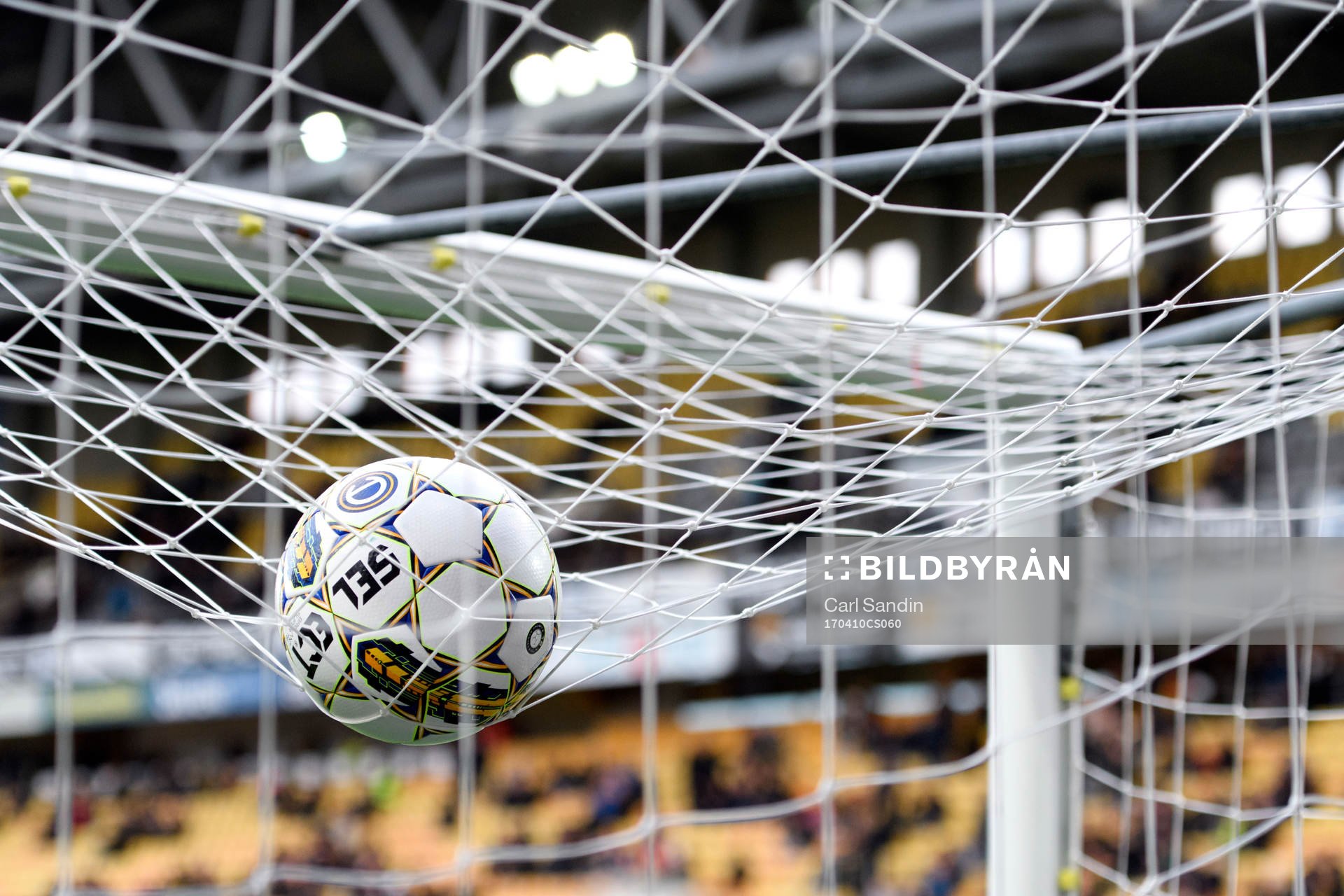 En boll ligger på målet innan fotbollsmatchen i
