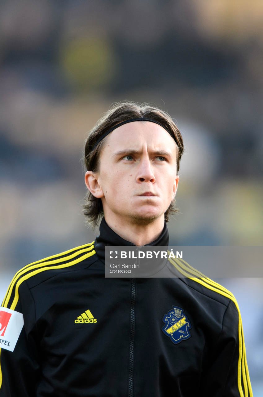 s Kristoffer Olsson vid lineup innan fotbollsmatchen i