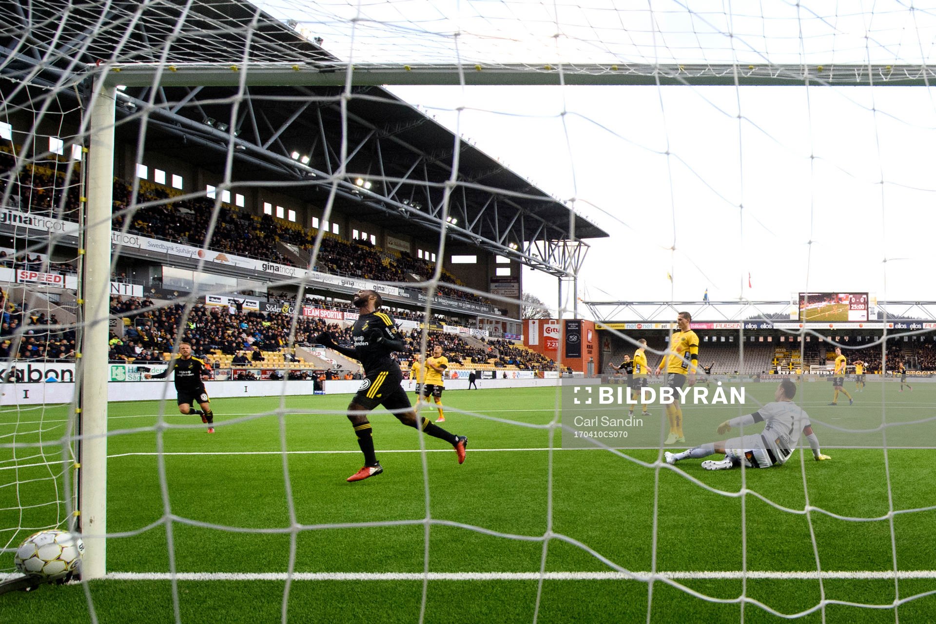 s Henok Goitom jublar