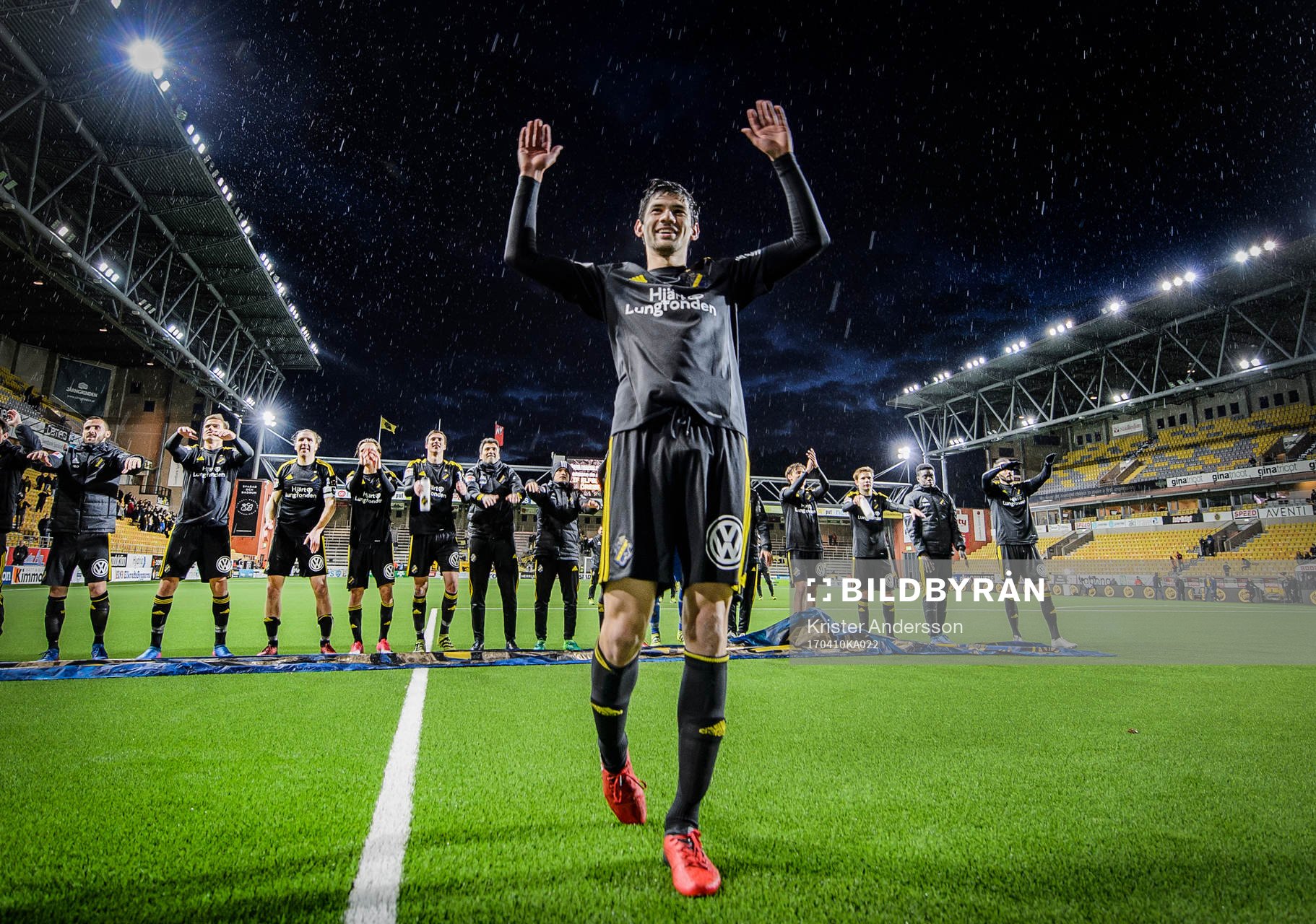 AIK:s Jesper Nyholm jublar efter fotbollsmatchen i Allsvenskan mellan Elfsborg och AIK den 10 april 2017 i BORÅS.