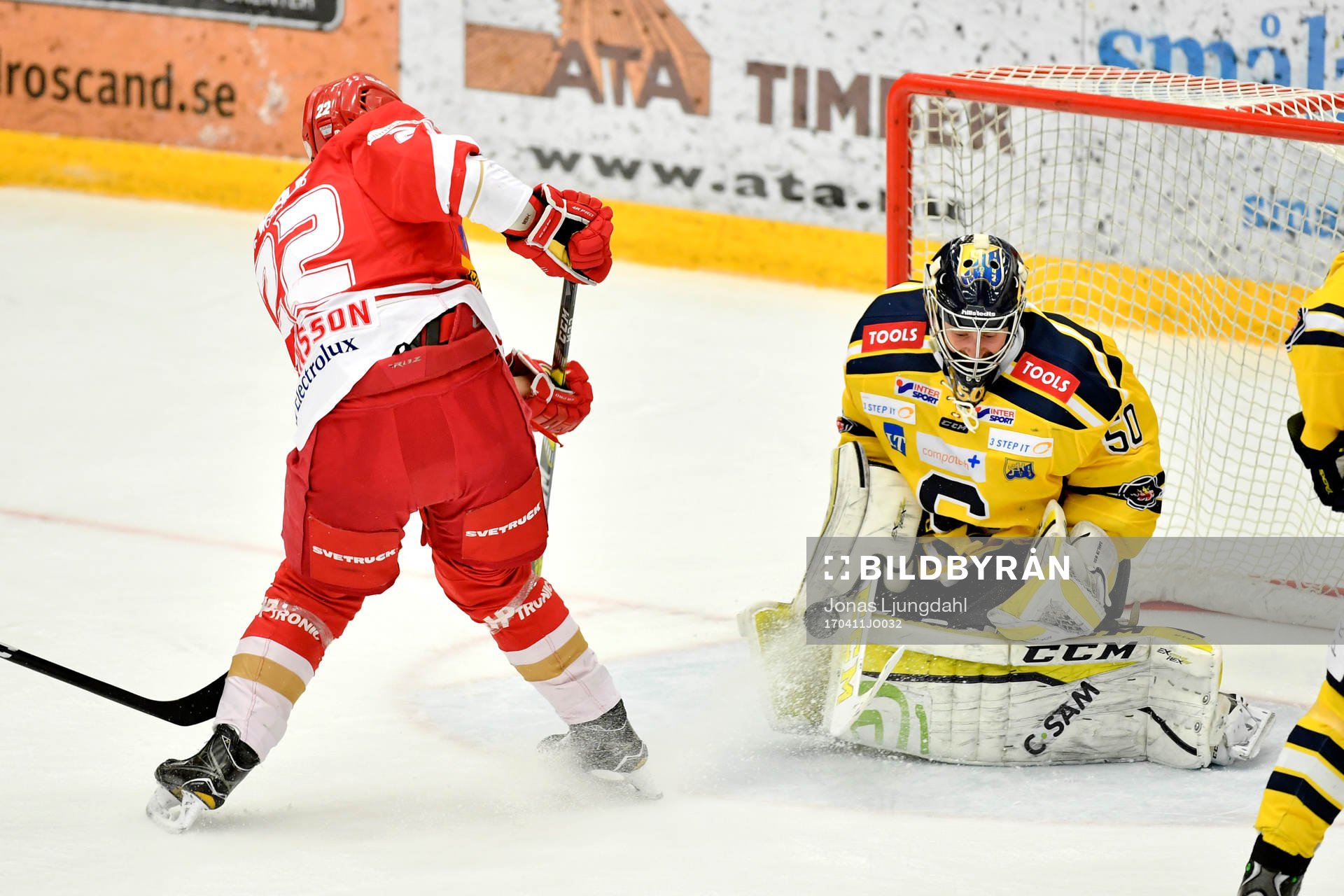 Trojas +t22+oroar framför Södertäljes målvakt Alexander