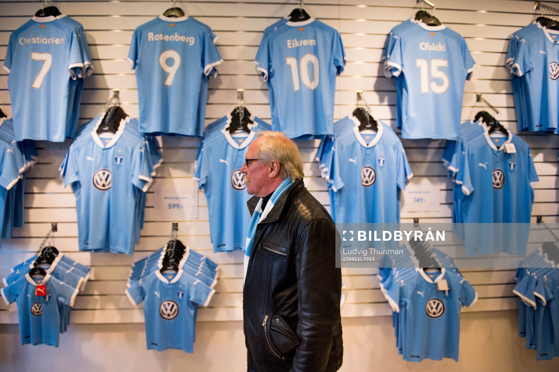 En åskådare tittar på matchtröjor i Malmö FFs shop